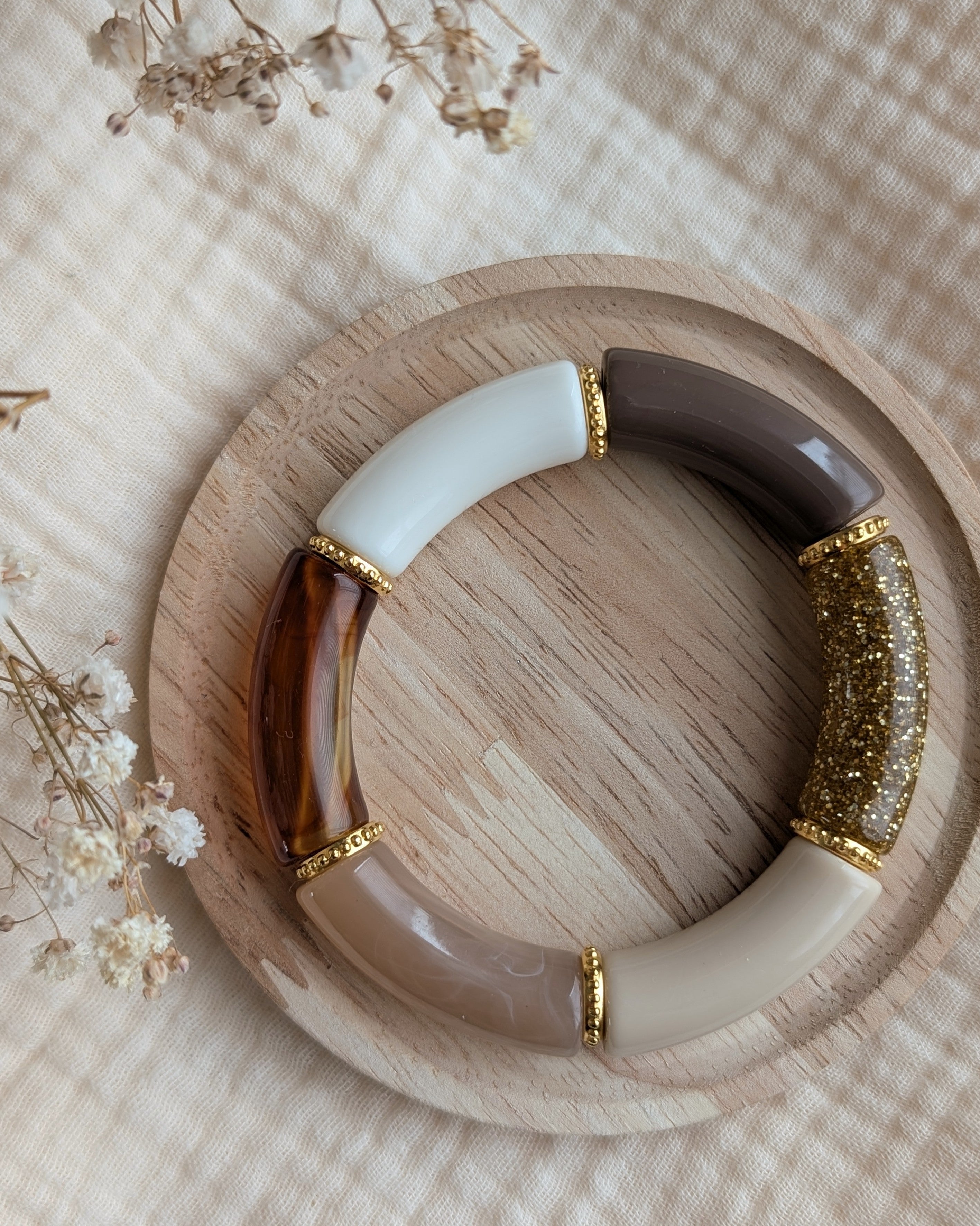 Bracelet MARIE perles tube mocca beige sur support en bois. Création La Tête dans les Nétoiles