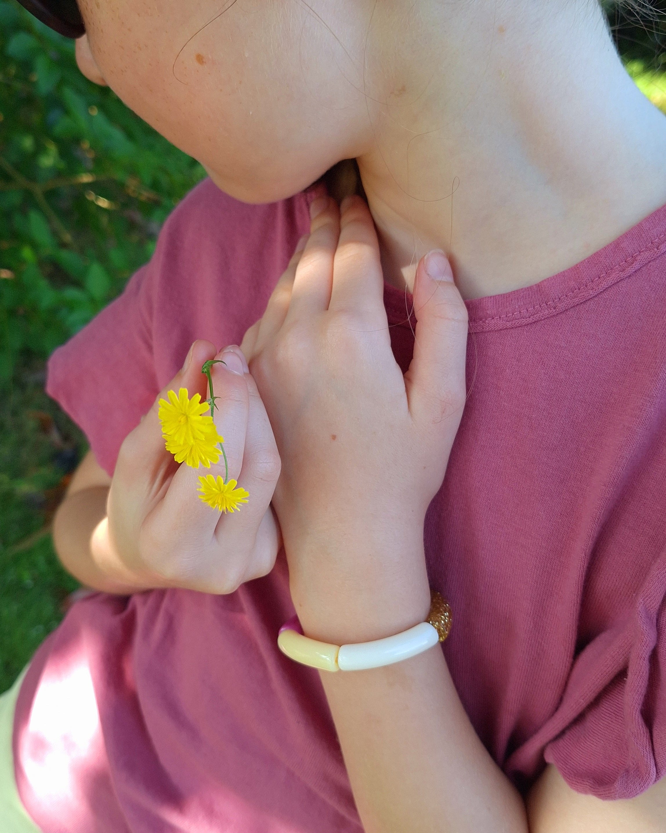 Bracelet MIni Lisa porte par un enfant. perles tube. Création bijoux enfant La Tête dans les Nétoiles.