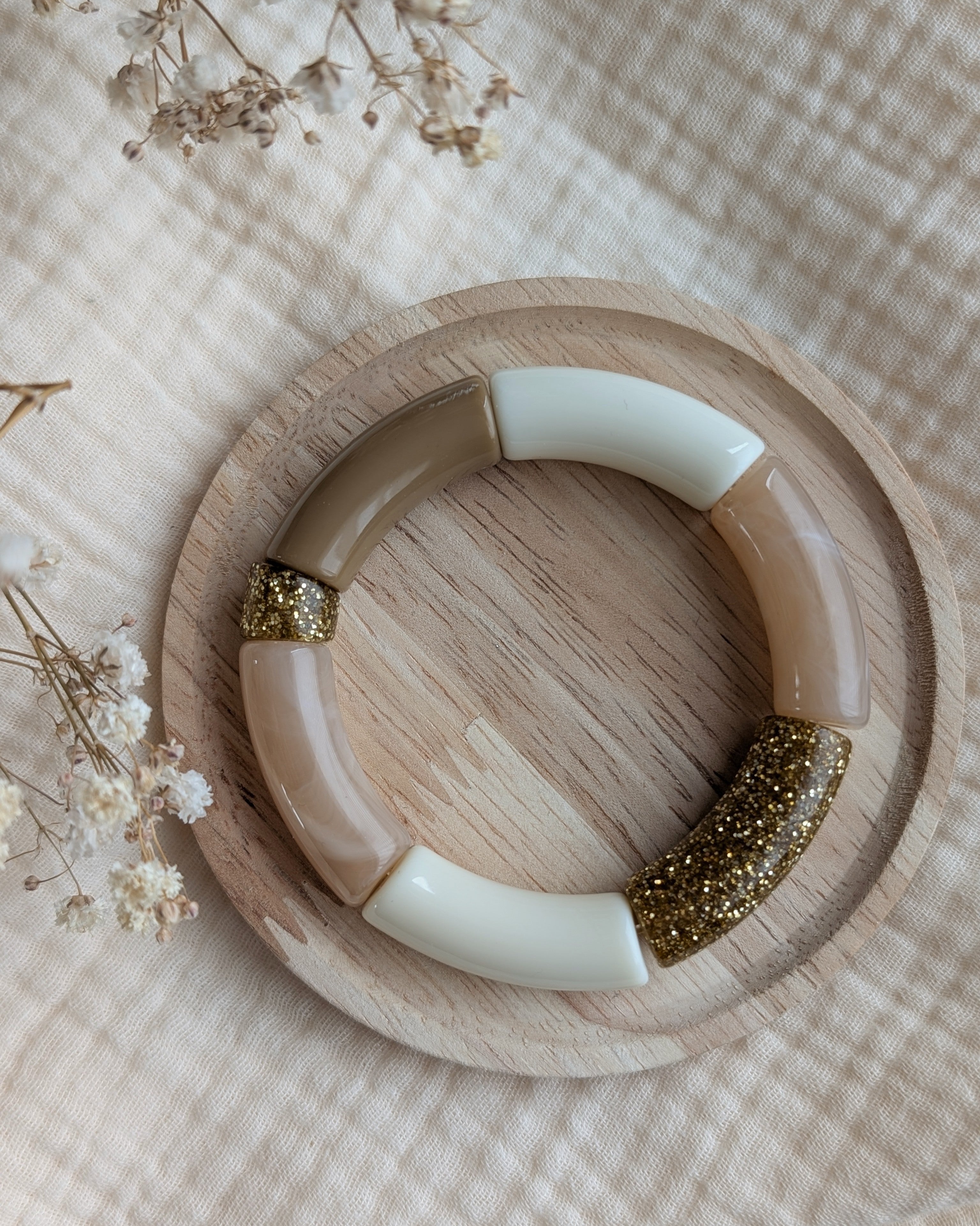 Bracelet MONA perle tube tons naturels sur support en bois. Création La Tête dans les Nétoiles