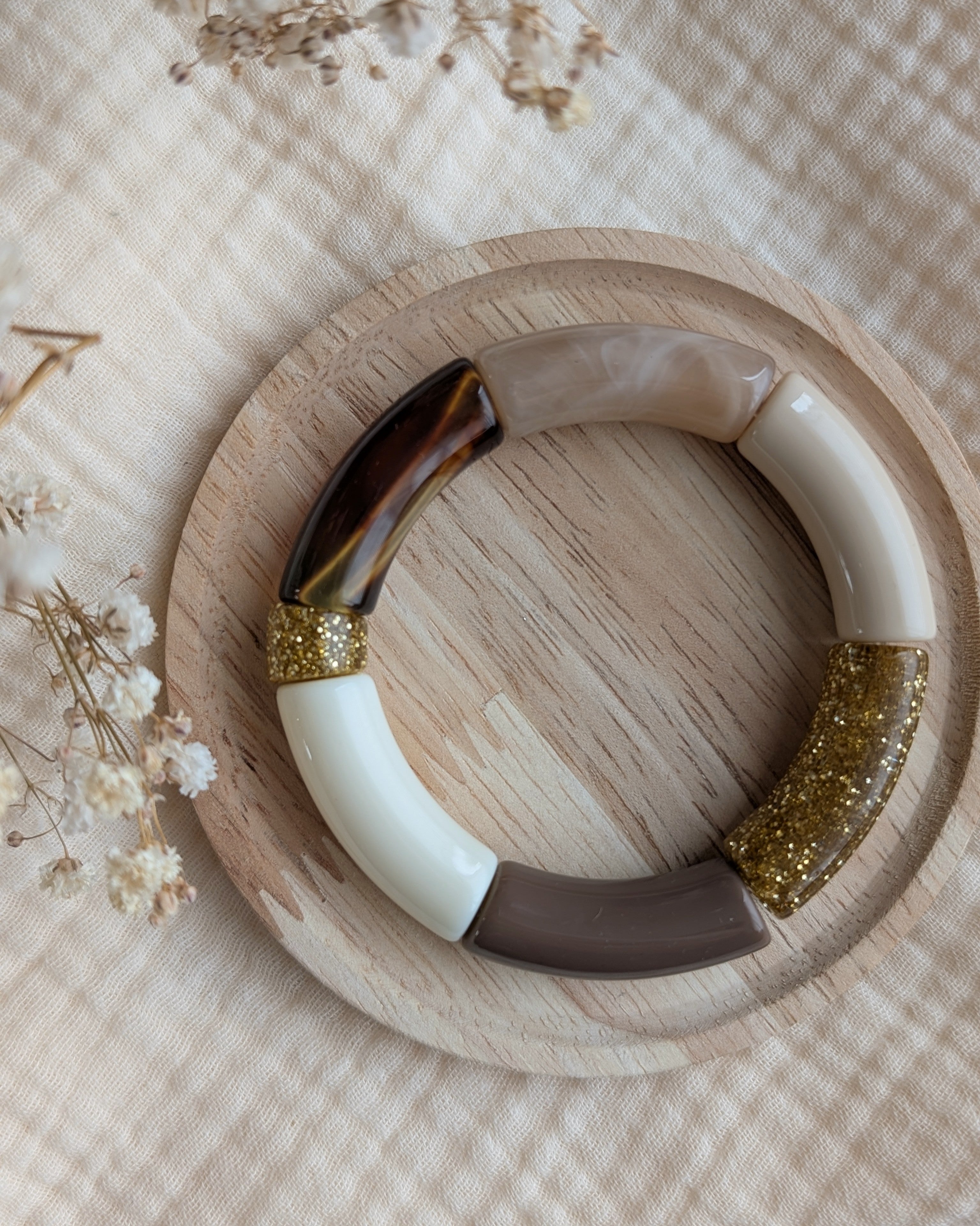 Bracelet MONA perles tubes mocca beige marbré sur support en bois. Création La Tête dans les Nétoiles