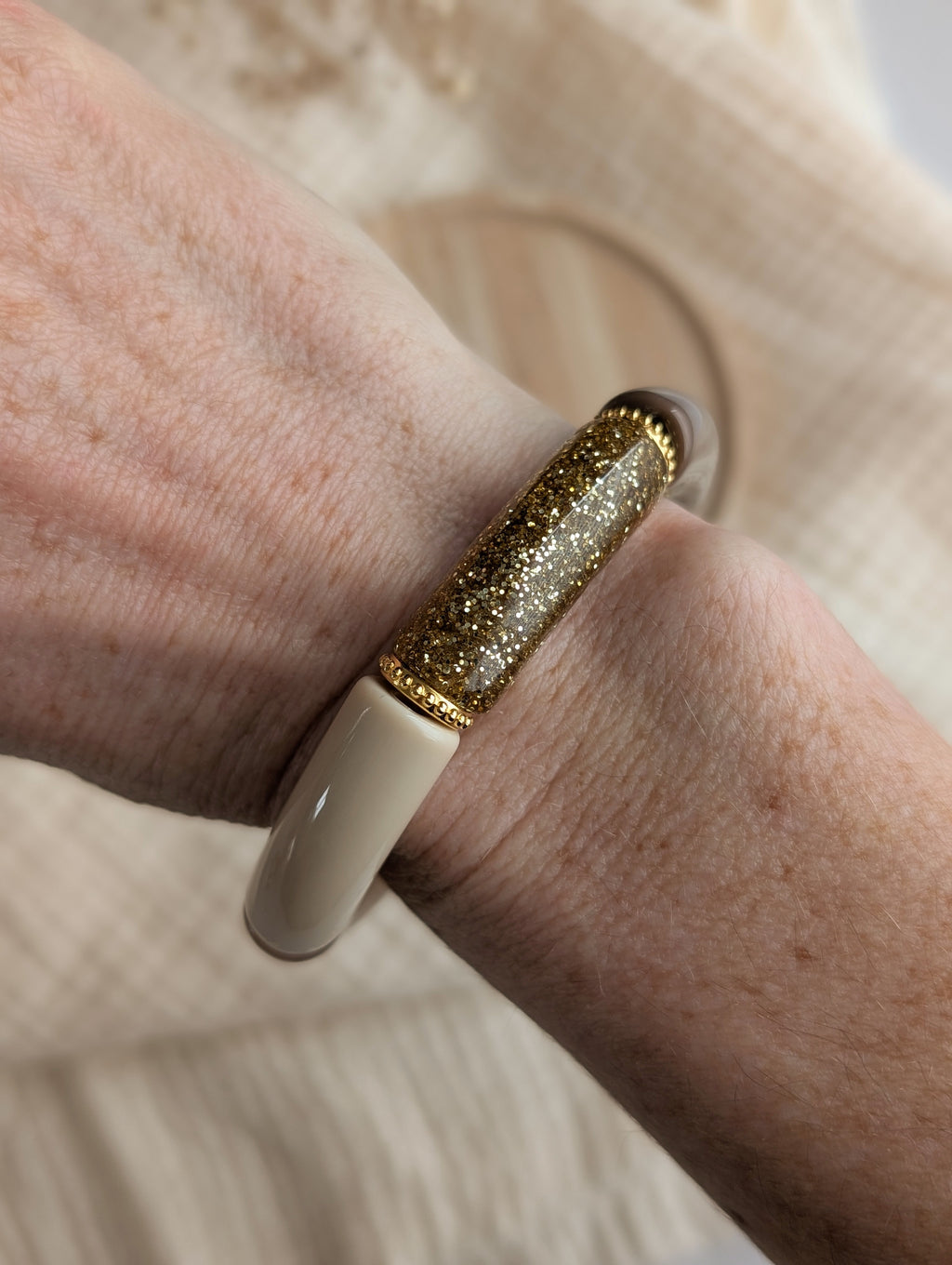 Bracelet Marie perles tube tons naturels porté. Créations La Tête dans es Nétoiles