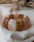 Bracelet Ysée miel rose écru posé sur gaze de coton. Création artistique La Tête dans les Nétoiles 