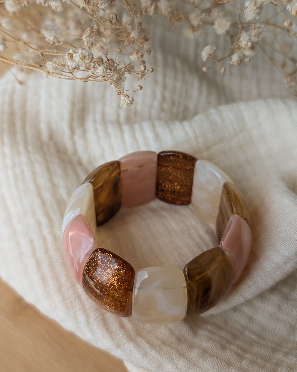 Bracelet Ysée Rose miel écru sur gaze de coton . Création artisanale La Tête dans les Nétoiles. 