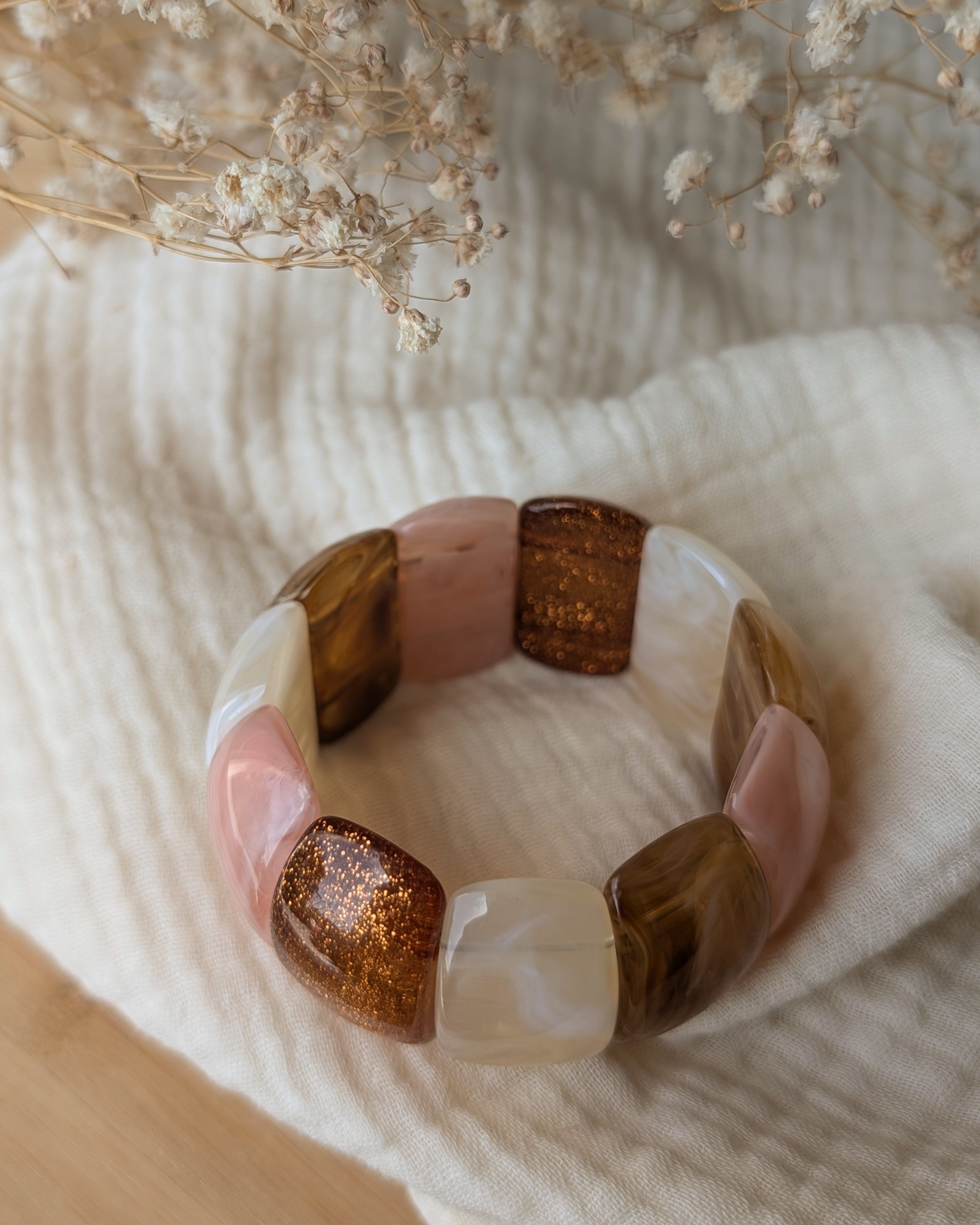 Bracelet Ysée Rose miel écru sur gaze de coton . Création artisanale La Tête dans les Nétoiles. 