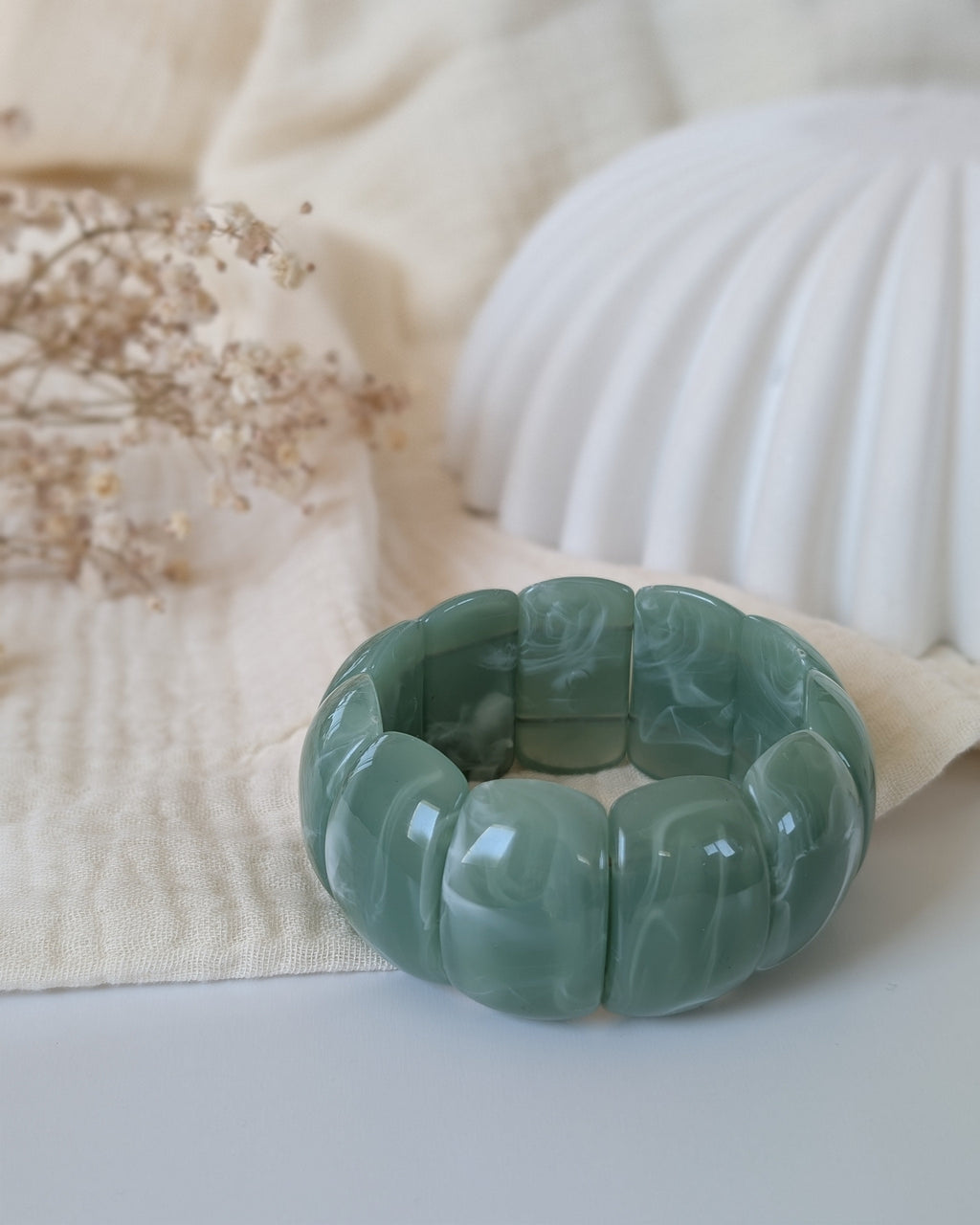 Bracelet manchette Ysee vert sauge marbre . En perles acryliques domes. Création La Tête dans les Nétoiles