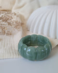 Bracelet manchette Ysee vert sauge marbre . En perles acryliques domes. Création La Tête dans les Nétoiles