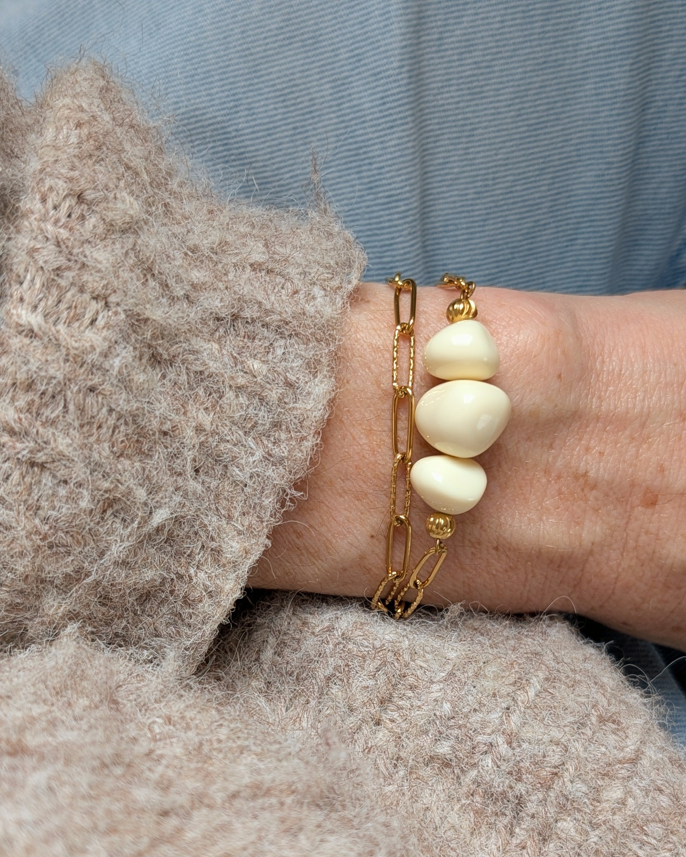 Bracelet double PAULE porte au poignet à associer avec un pull beige. Se porte double. Création artisanale La Tête dans les Nétoiles.