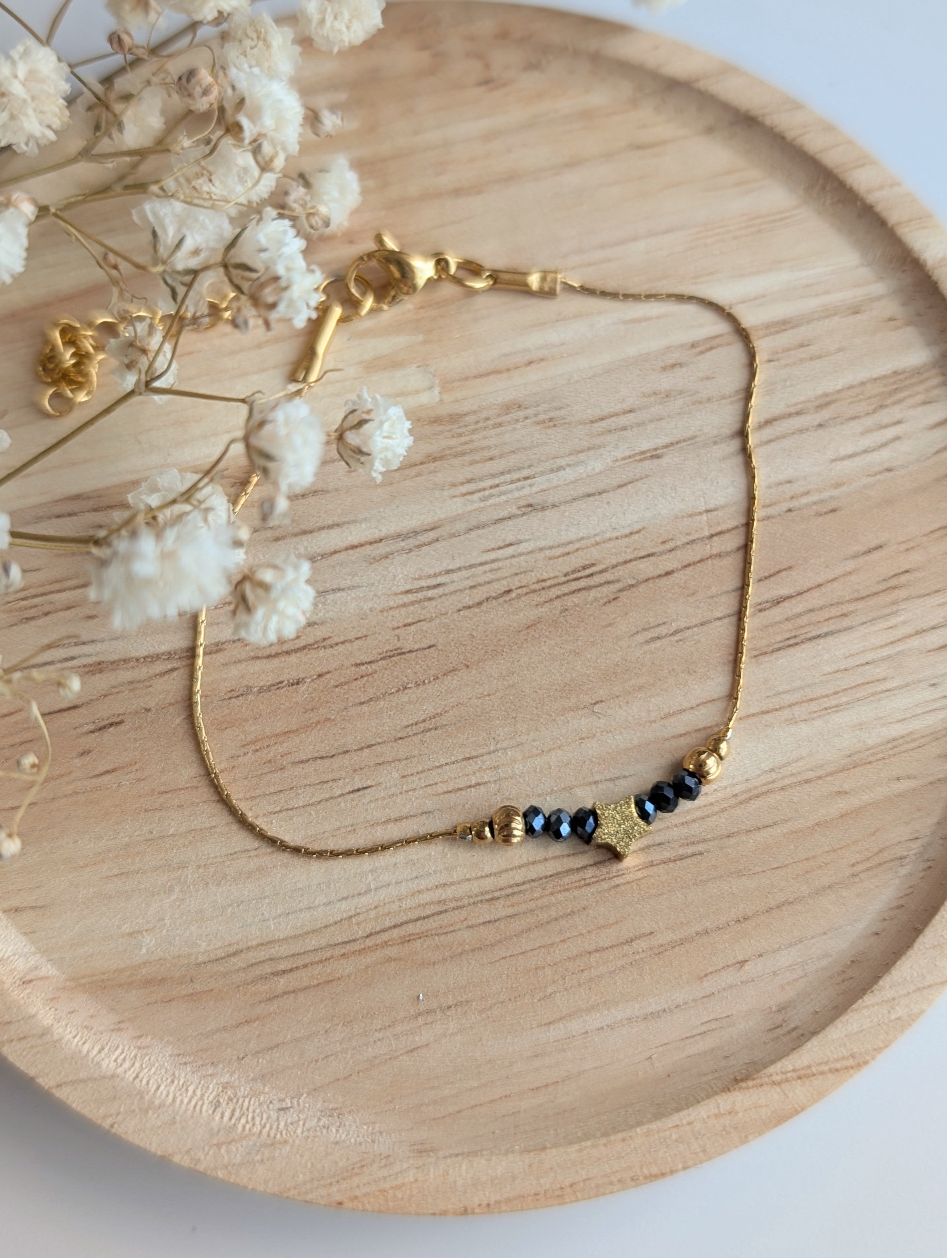 Bracelet fin minimaliste Les précieux perle étoile diamantée sur chaine maille serpentine et perle en verre gris irisé. Créations Artisanales La Tête dans les Nétoiles