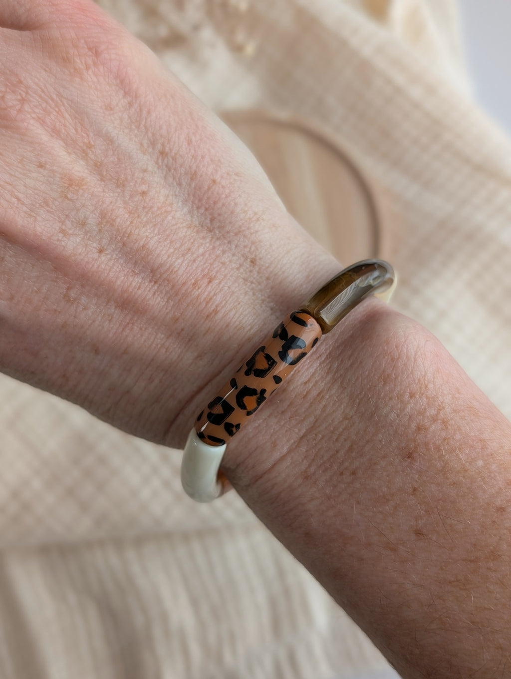 Bracelet jonc perle tube résine photo portée au poignet  Création la Tête dans les Nétoiles