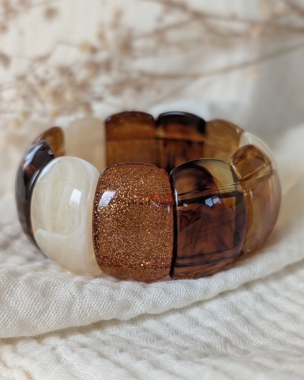 Bracelet manchette Ysée miel caramel écru glitter cuivré vue en gros plan. Création artisanale la Tête dans les Nétoiles 