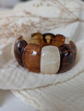 Bracelet manchette Ysée miel caramel écru glitter posé sur la gaze de coton. Créations artisanales La Tête dans les Nétoiles 