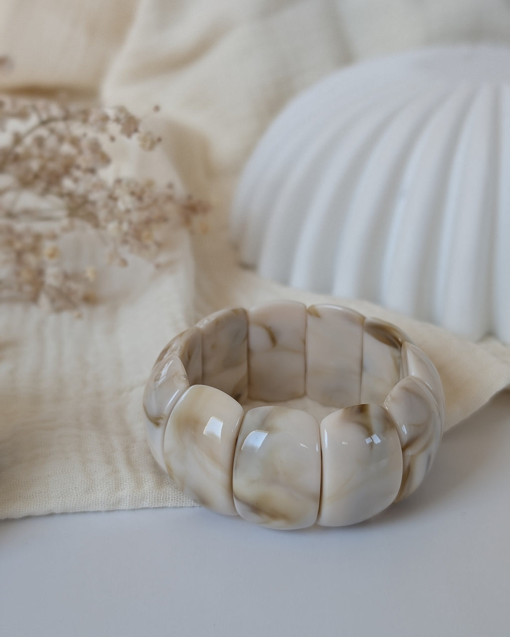 Bracelet manchette élastique Ysée colori nougat marbré. Posé sur gaze de coton. Création La Tête dans les Nétoiles