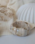 Bracelet manchette élastique Ysée colori nougat marbré. Posé sur gaze de coton. Création La Tête dans les Nétoiles