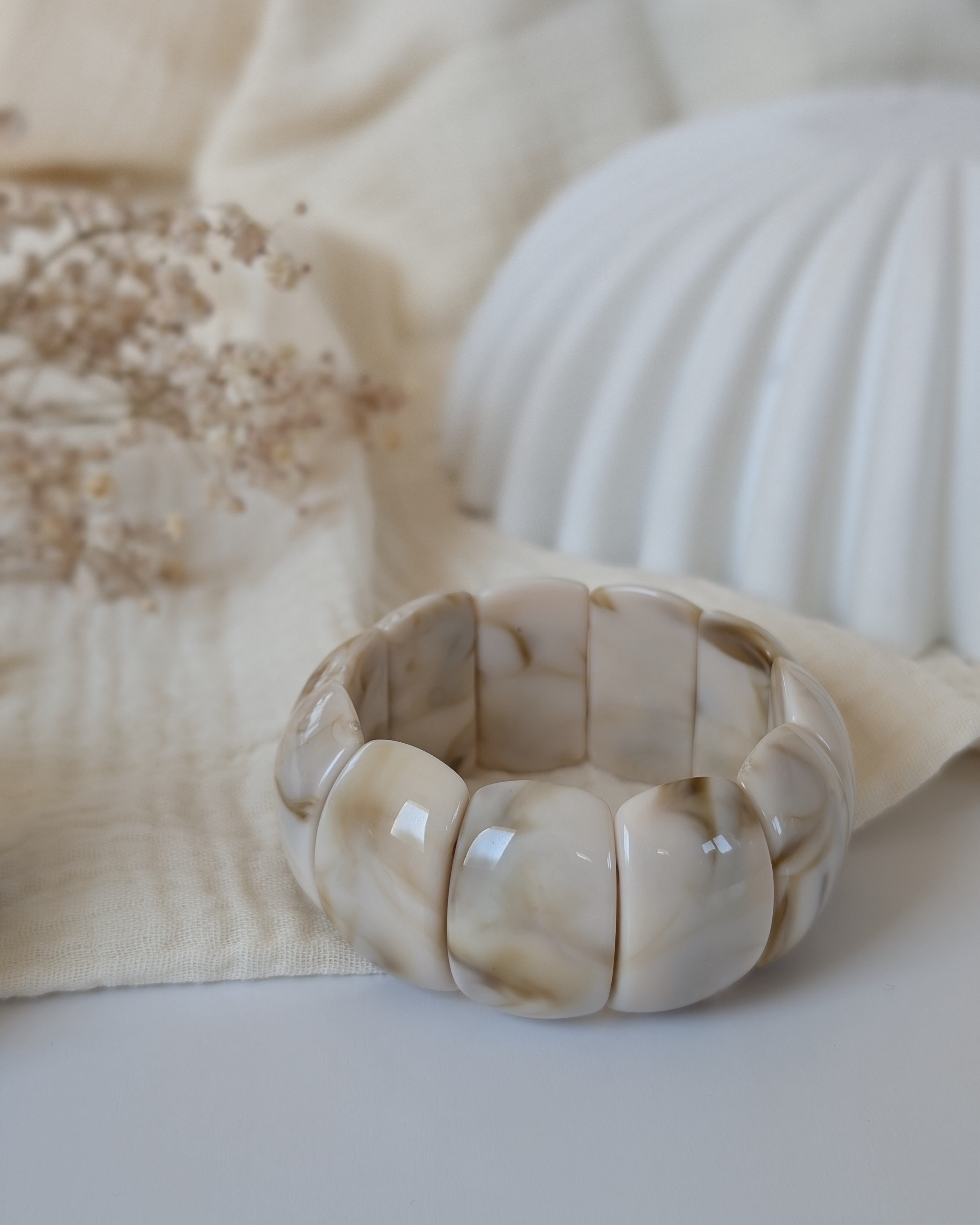 Bracelet manchette élastique Ysée colori nougat marbré. Posé sur gaze de coton. Création La Tête dans les Nétoiles