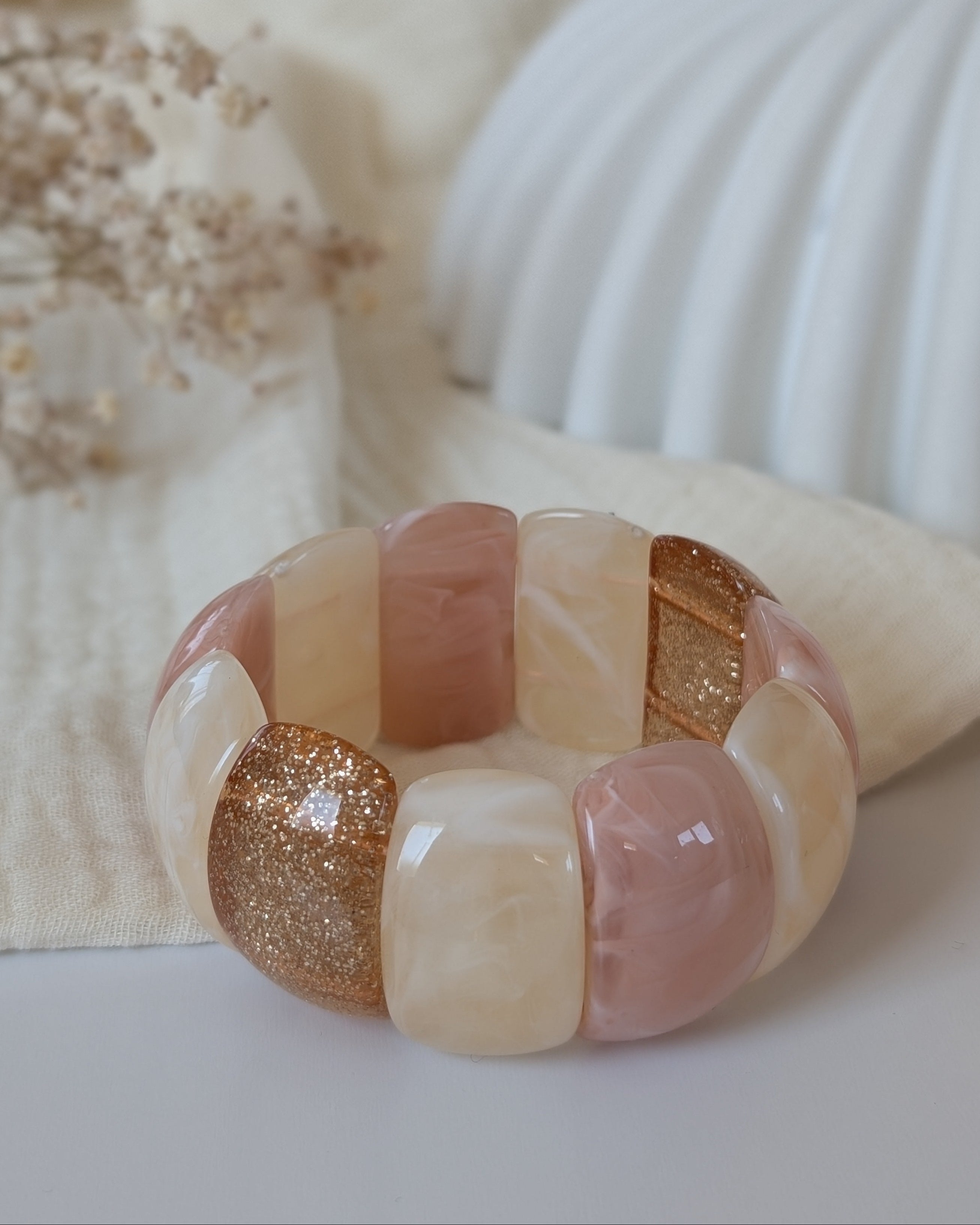 Braceet manchette Ysée perles dome acrylique en rose sables, écru marbré et glitter champagne. Créations La Tête dans les Nétoiles