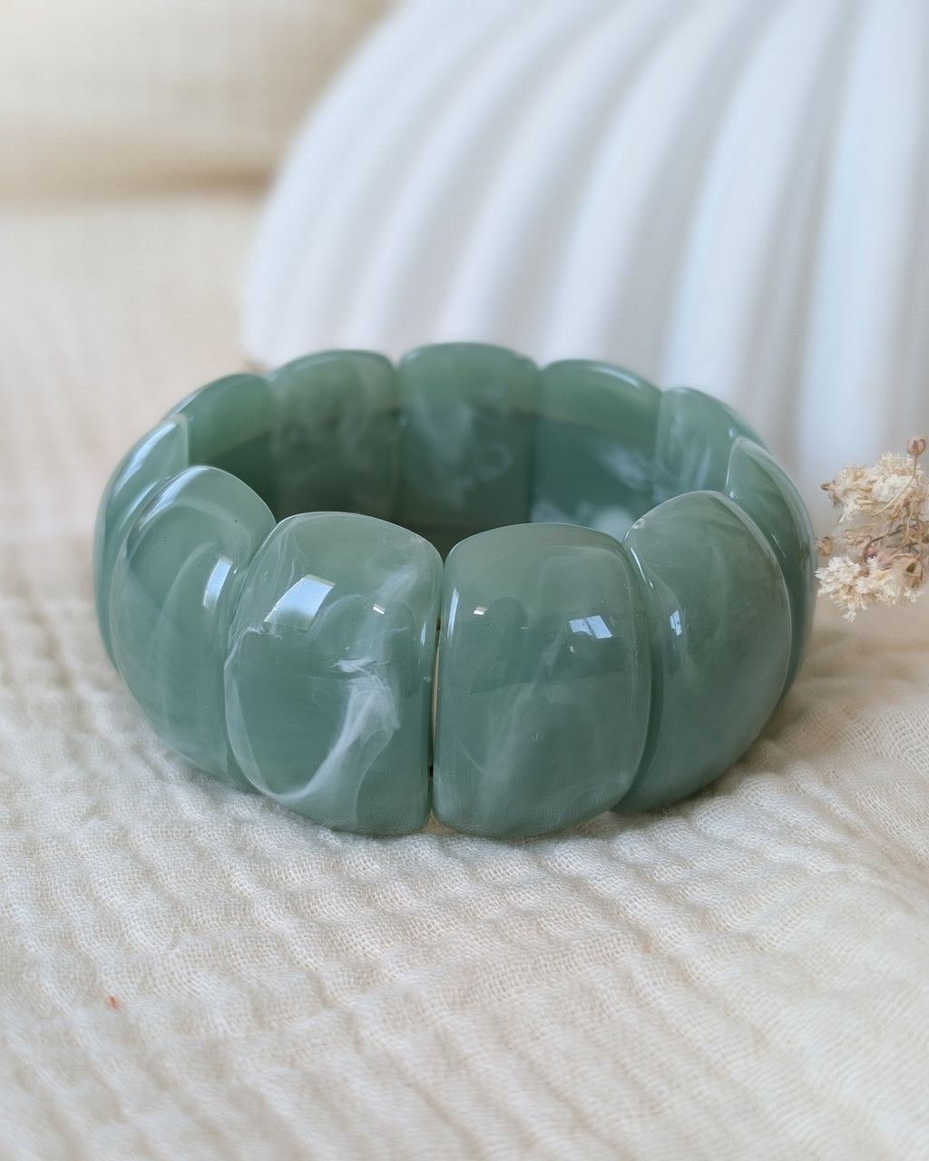 Bracelet manchette Ysee vert sauge marbre gros plan. En perles acryliques domes. Création La Tête dans les Nétoiles