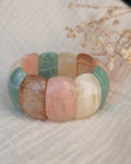 Bracelet manchette Ysée Rose vert écru champagne doré paillettes. Posé sur gaze de coton. Créations artisanales La Tête dans les Nétoiles.