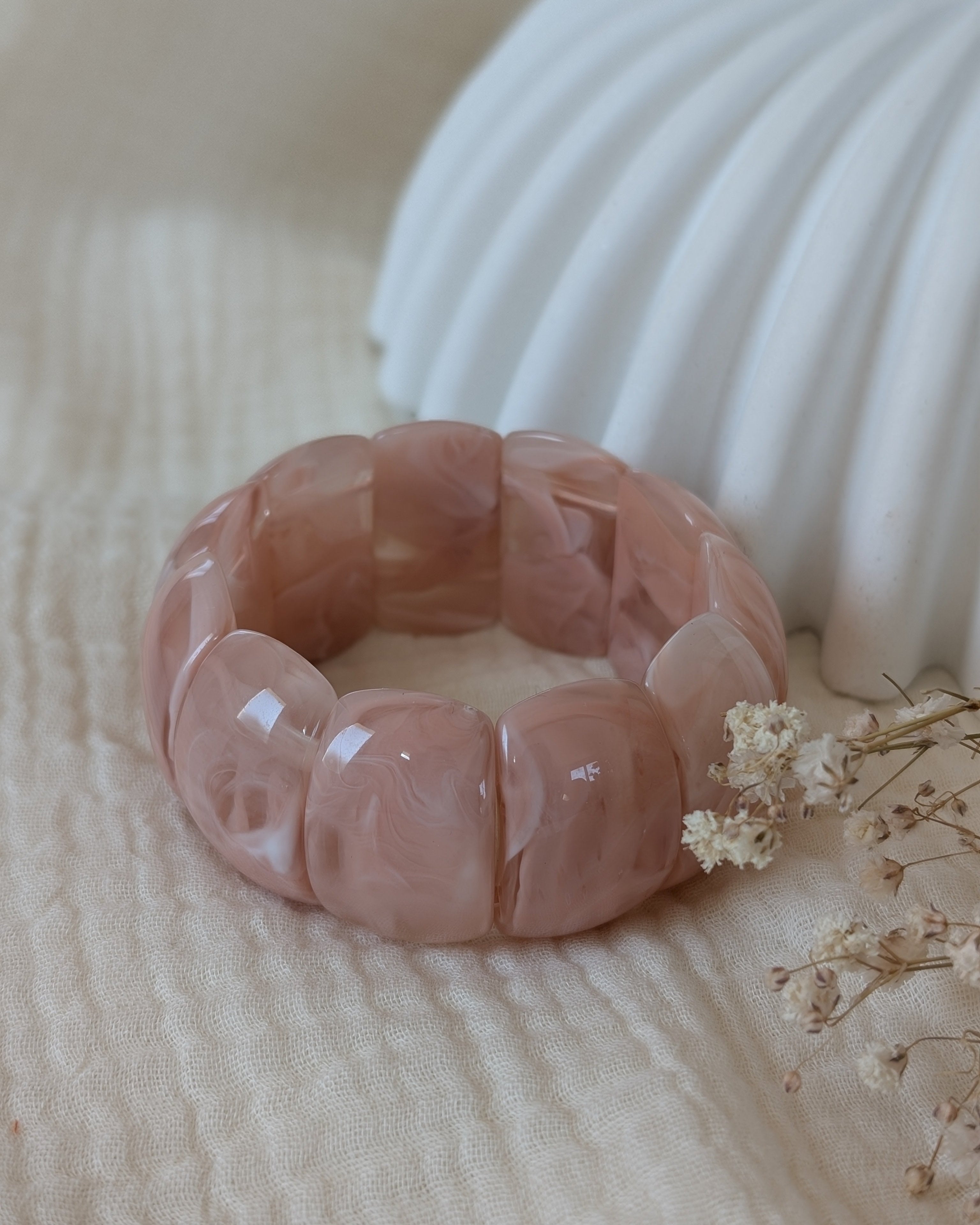 Bracelet manchette Ysée colori rose des sables marbré. Création La Tête dans les Nétoiles