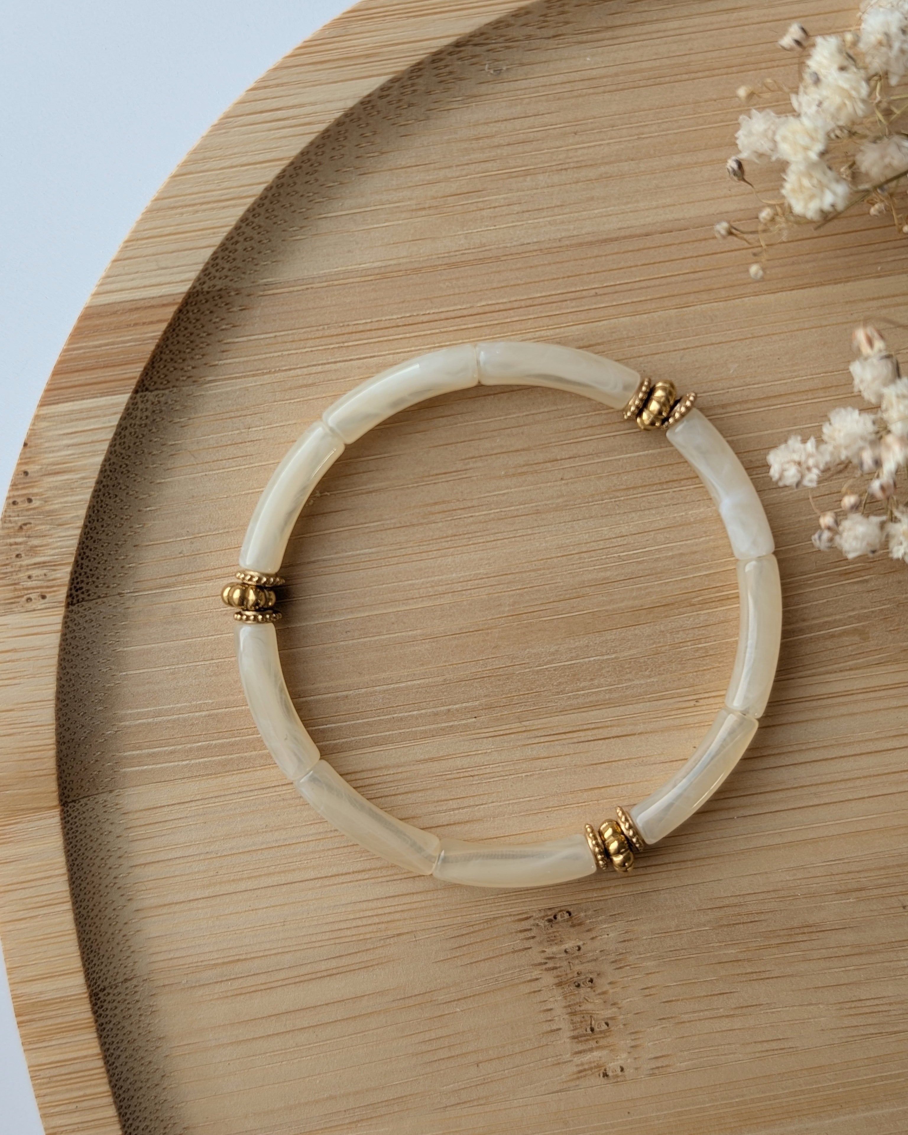 Bracelet perles tube écru marbré  en acrylique diamètre 5 mm sur support en bois. Bracelet June Détails perles dorées en acier inoxydable doré. Création la Tête dans les Nétoiles