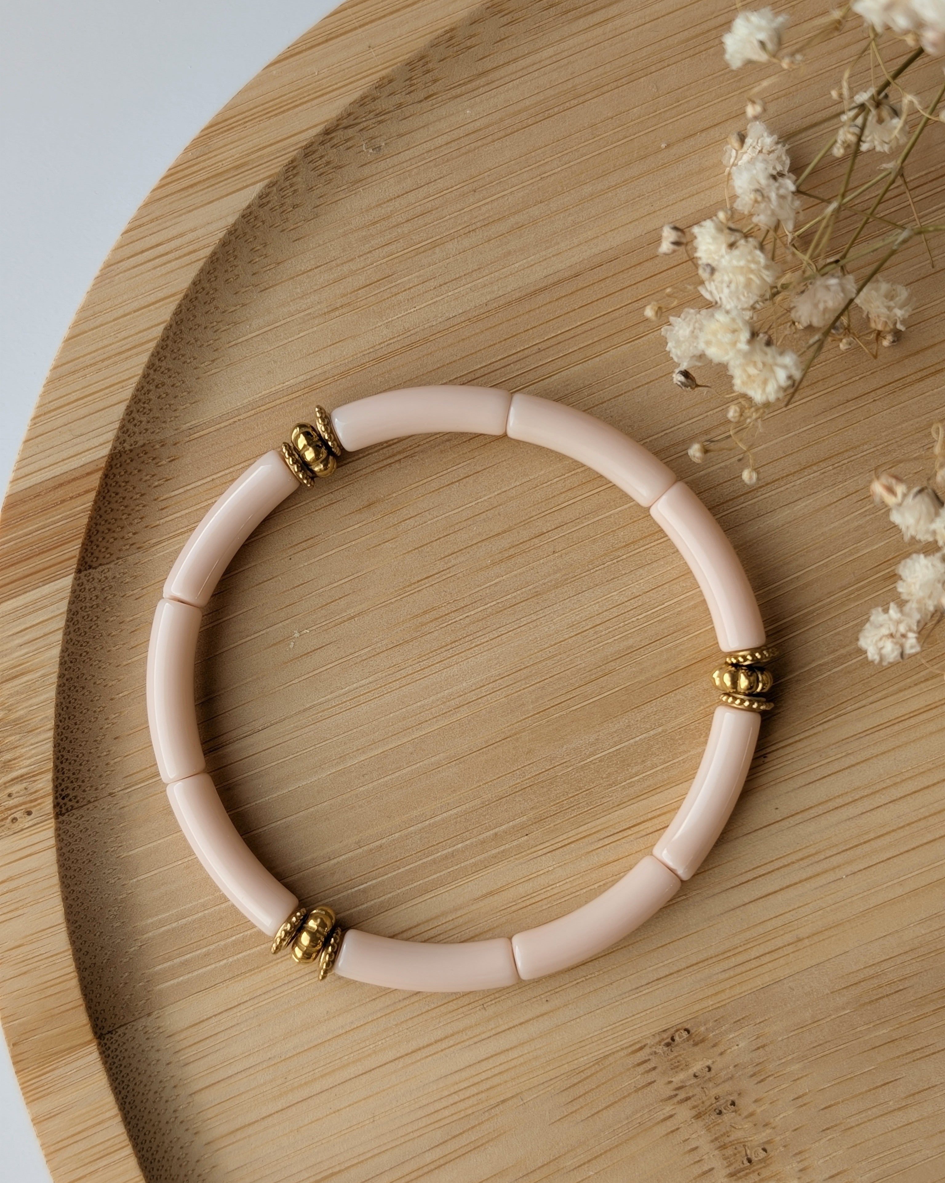 Bracelet perles tube rose poudré diamètre 5 mm sur support en bois. Bracelet June Détails perles dorées en acier inoxydable doré. Création la Tête dans les Nétoiles