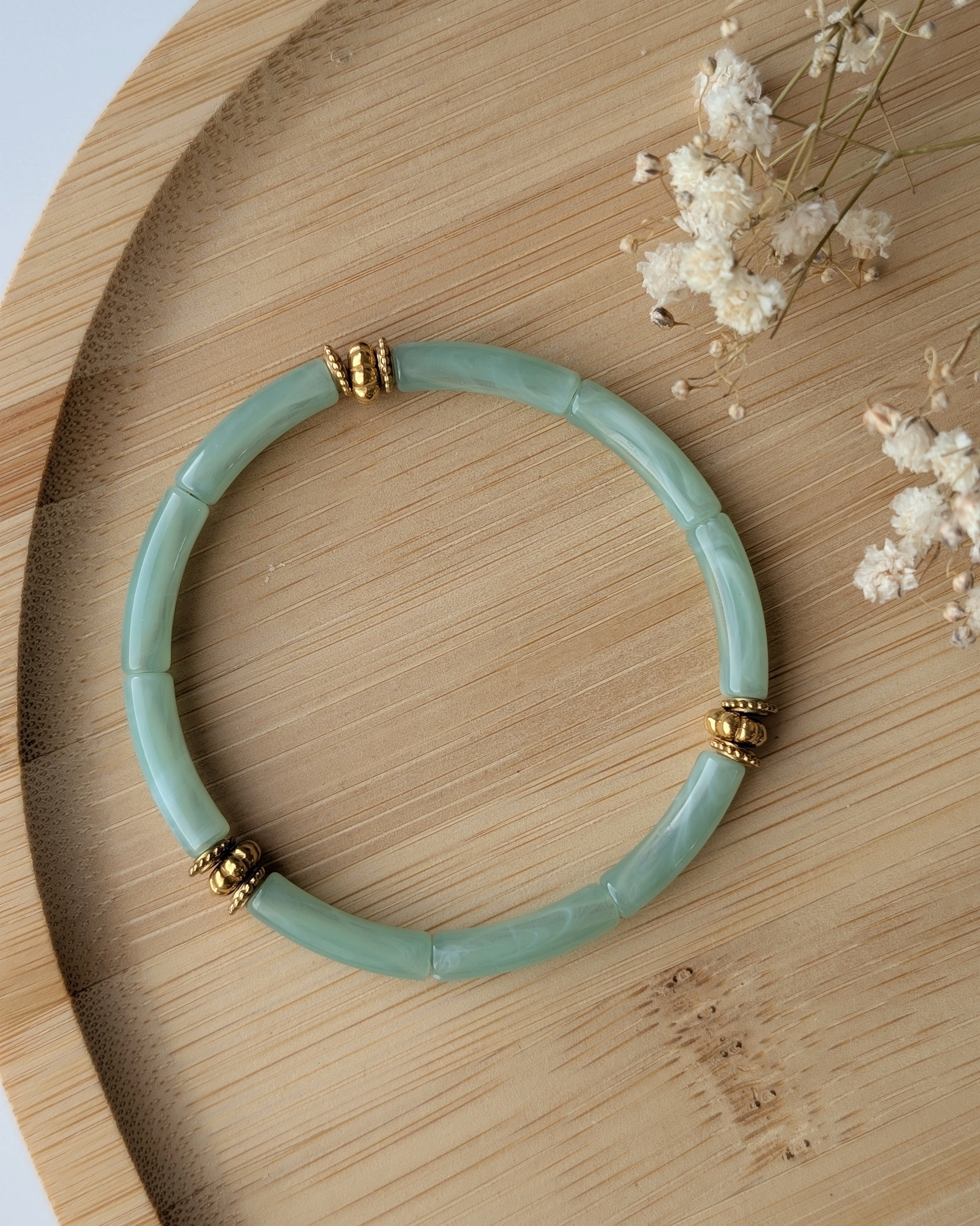 Bracelet perles tube vert jade marbré diamètre 5 mm sur support en bois. Bracelet June Détails perles dorées en acier inoxydable doré. Création la Tête dans les Nétoiles