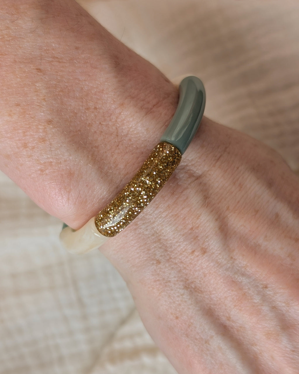 Bracelet Lisa perle tube vert sauge porté sur poignet de femme
