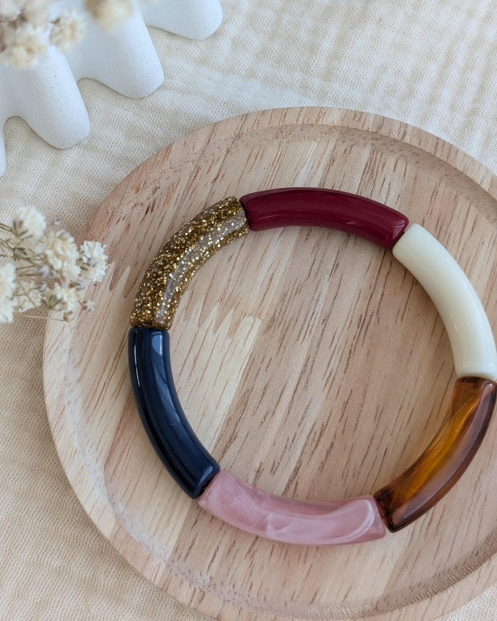 Bracelet perles tube Lisa bleu bordeaux rose glitter sur support en bois Créations bijoux la Tête dans les Nétoiles 