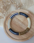 Bracelet perles tube Lison glitter et rayures bleues. Création artisanale La Tête dans les Nétoiles 