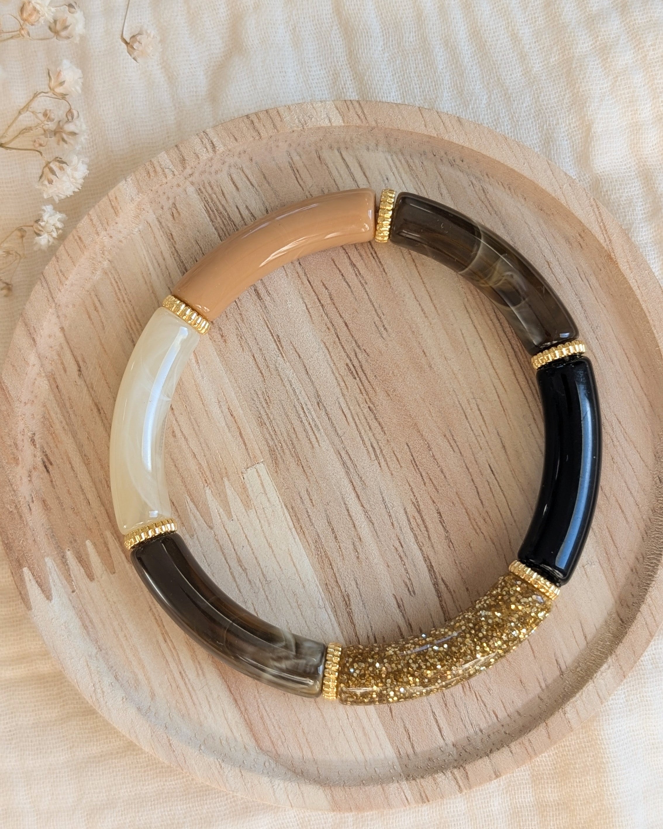 Bracelet perles tube Lison noir marron marbré sur support en bois perles dorées metal DQ quality design. Créations La Tête dans les Nétoiles 