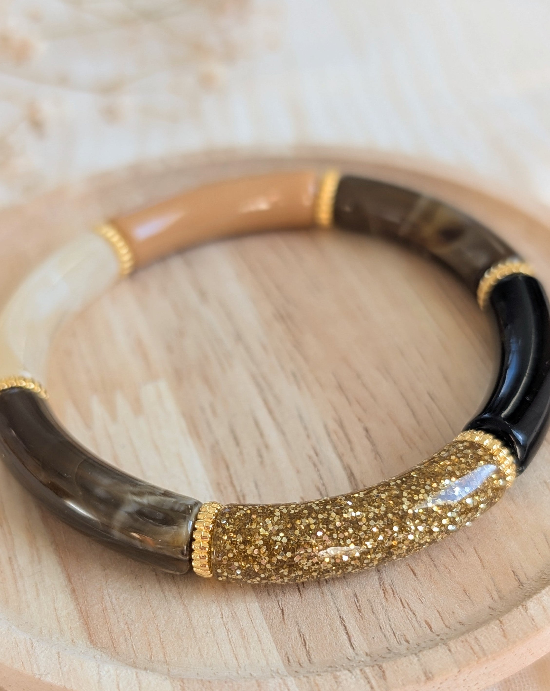 Bracelet perles tube Lison noir marron marbré sur support en bois perles dorées metal DQ quality design. Créations La Tête dans les Nétoiles 