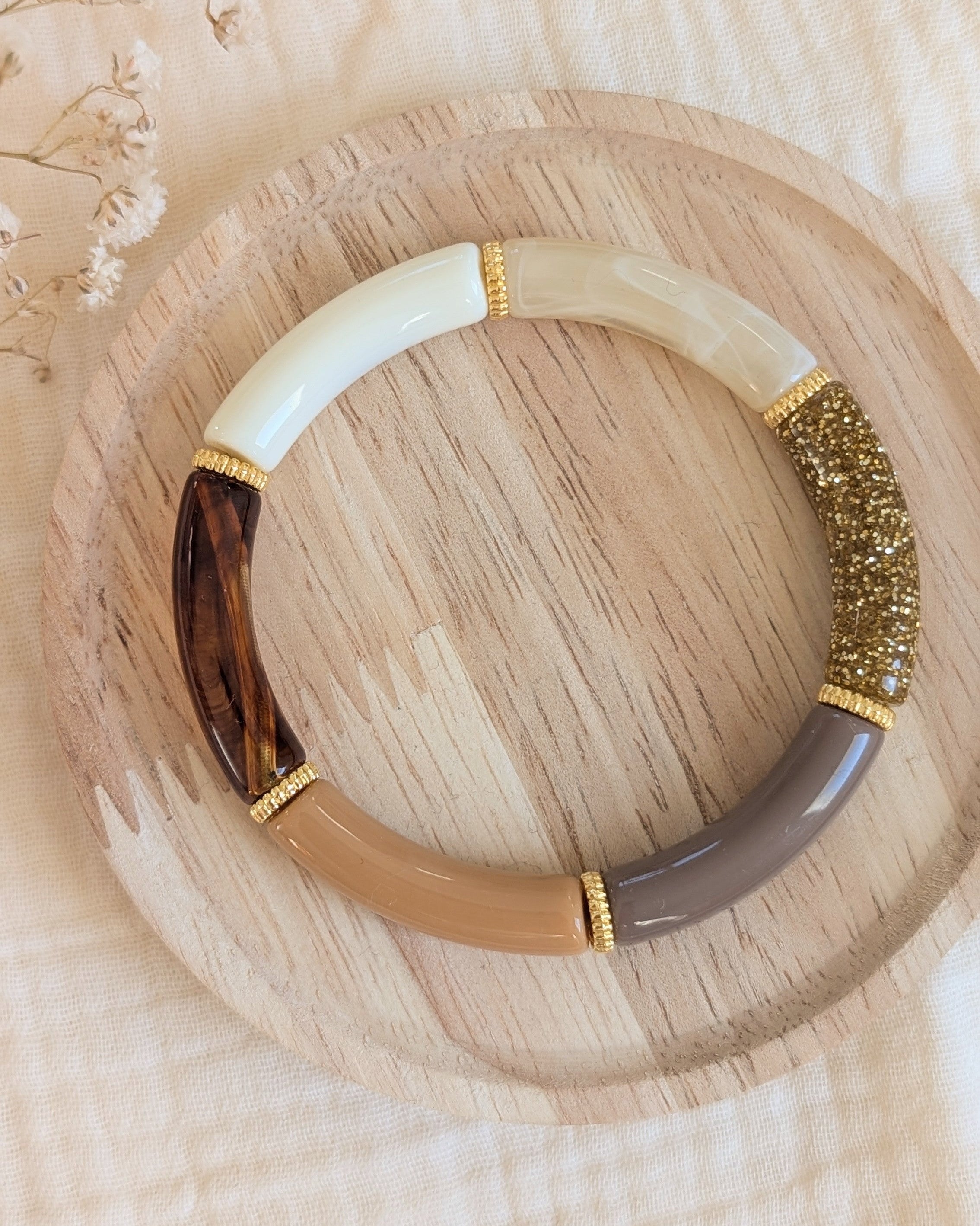 Bracelet perles tube Lison sur support en bois camel toffee glitter création artisanale la Tete dans les Nétoiles 