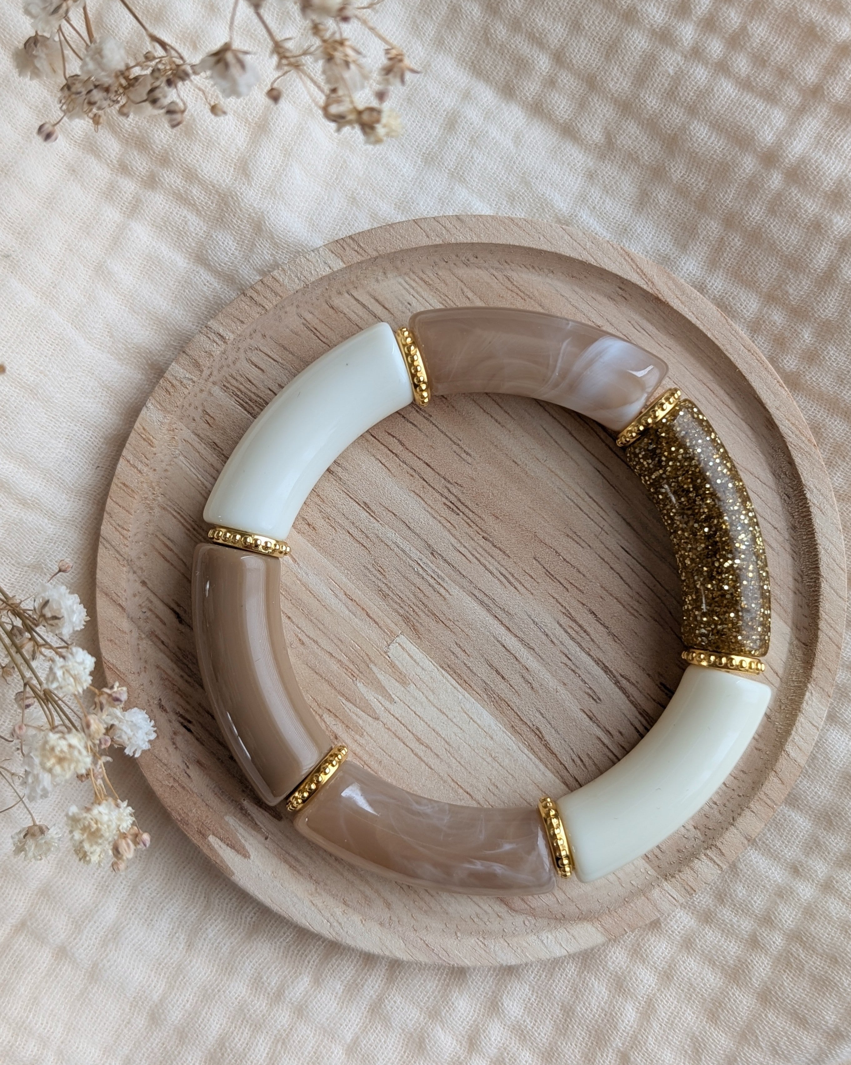 Bracelet perles tube MARIE tons naturels sur support bois Création La Tête dans les Nétoiles