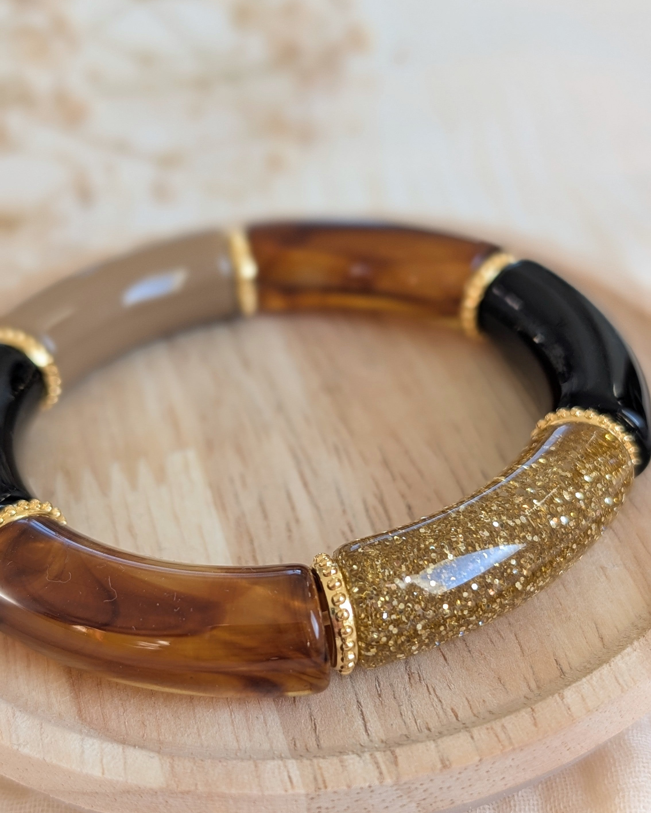 Bracelet perles tube Marie noir caramel loupe marron glitter  sur support en bois photo gros plan Créations La Tête dans les Nétoiles 