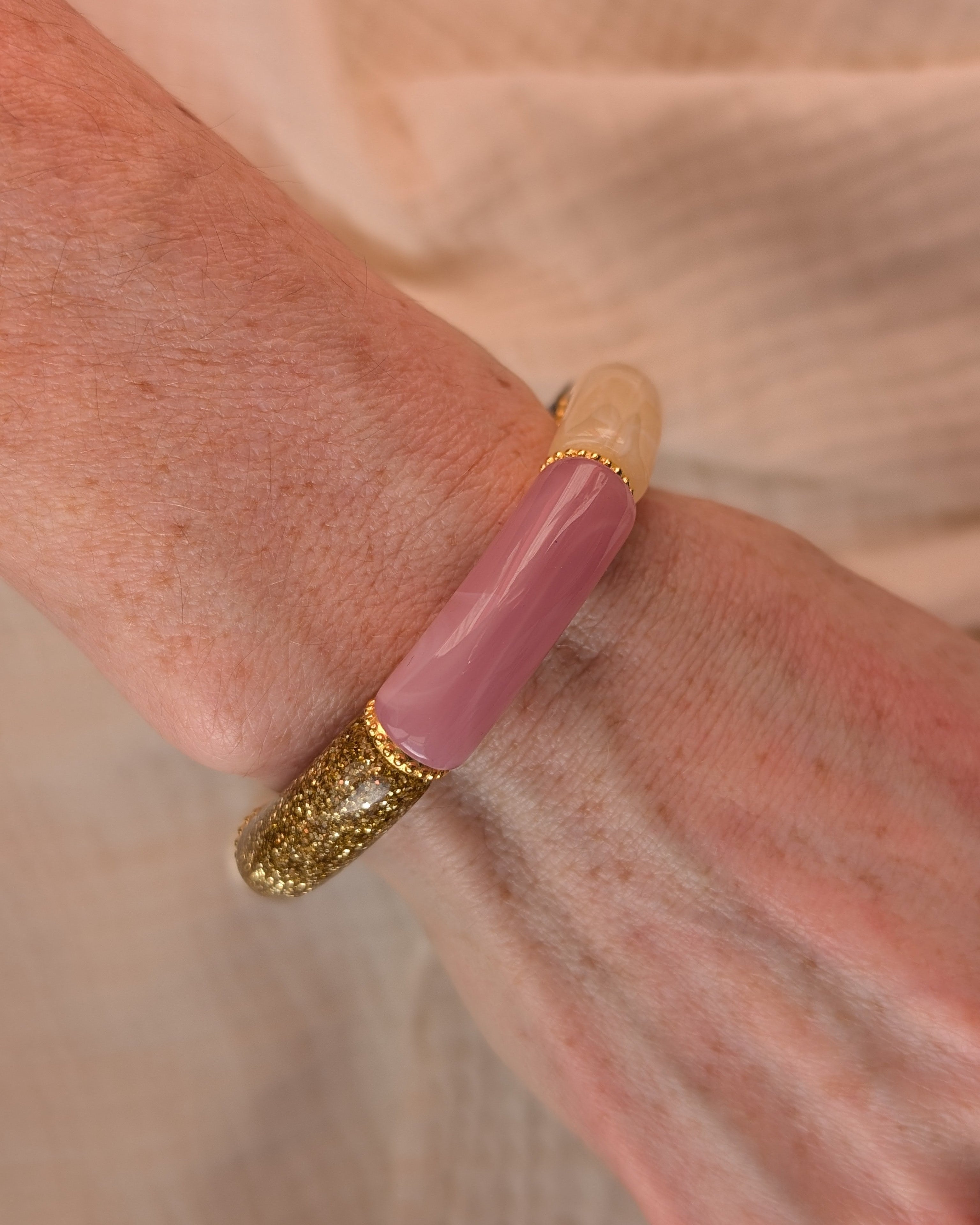 Bracelet perles tubes rose tendre porté par une femme. Avec perles dorées haute qualité. Création La Tête dans les Nétoiles