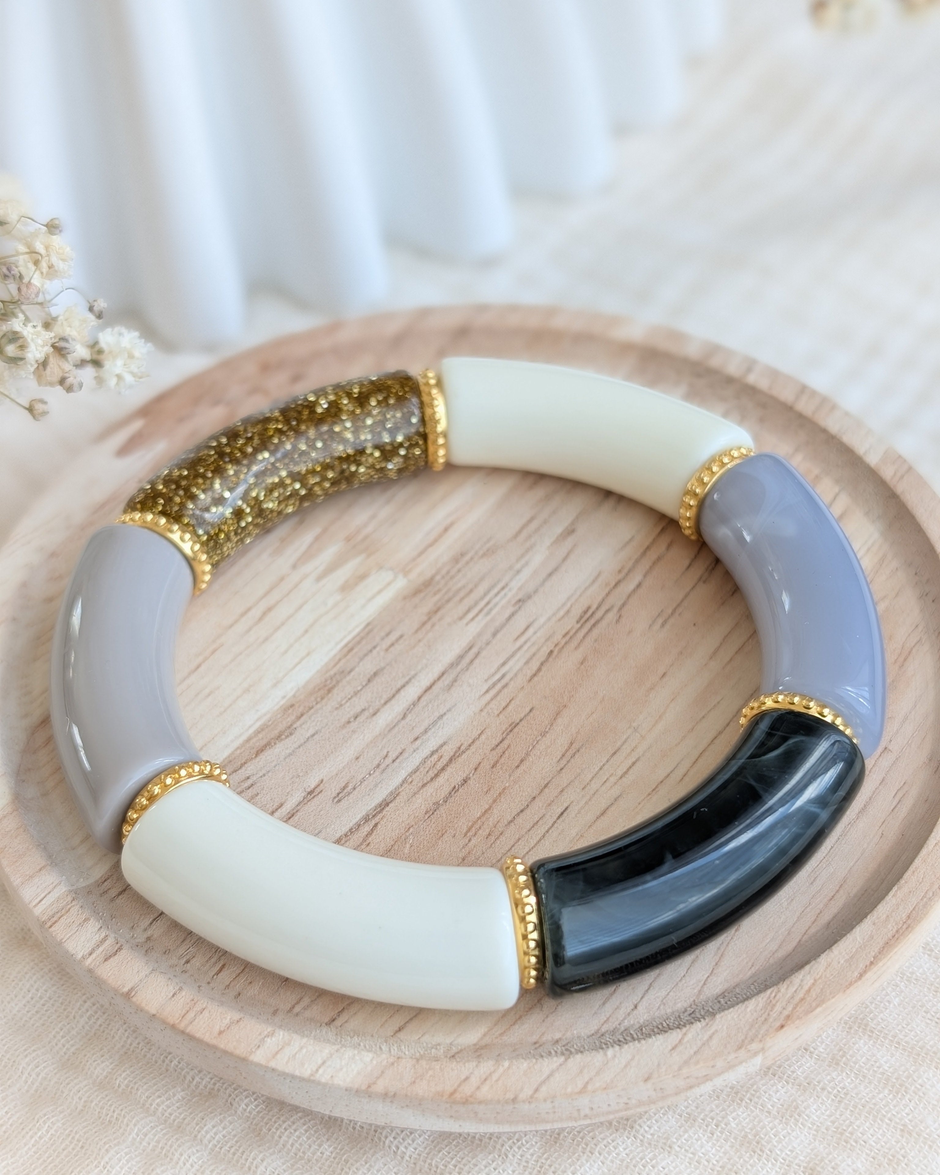 Bracelet perles tube Marie tons gris crème porté sur support en bois Créations bijou la Tête dans les Nétoiles 