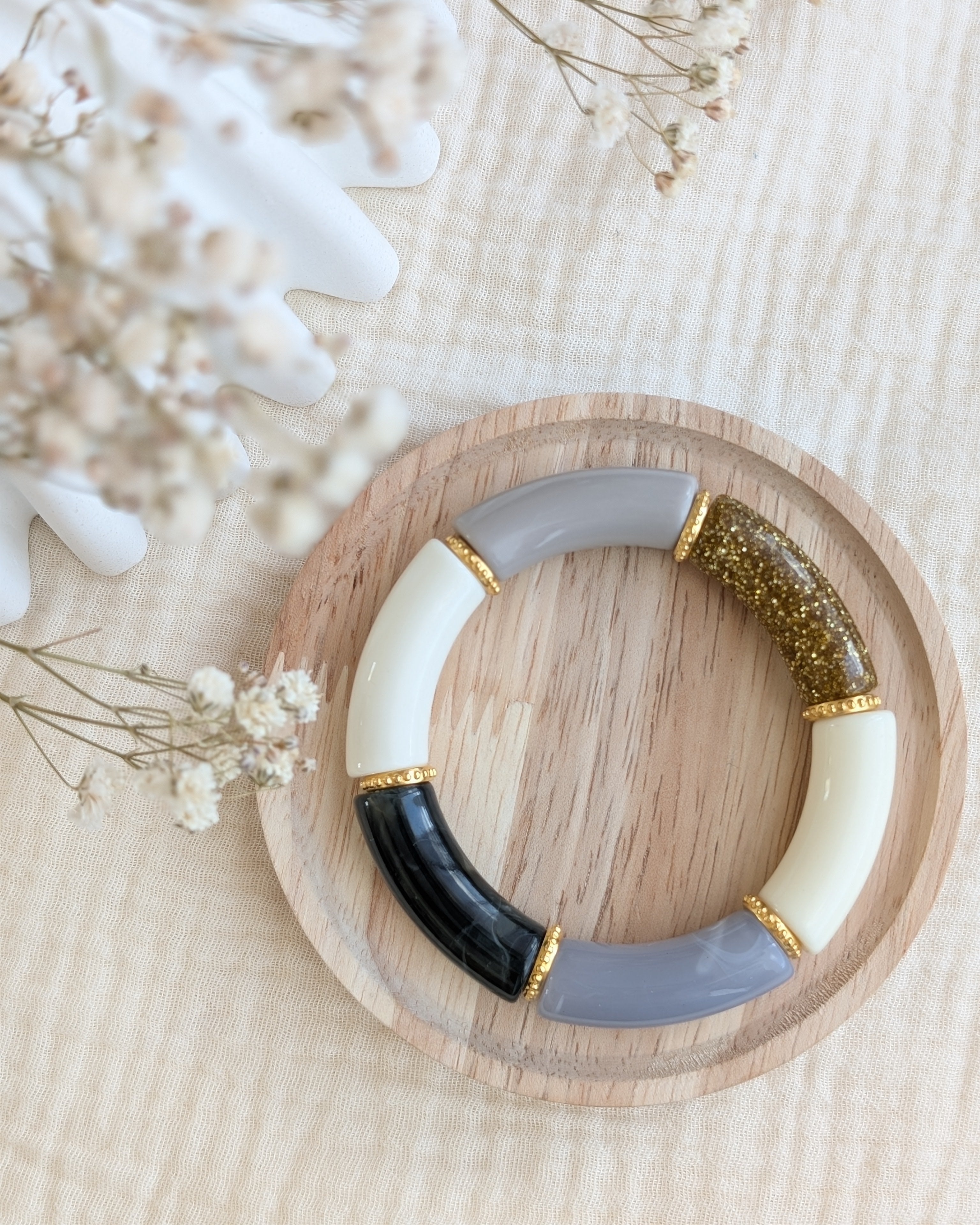 Bracelet perles tube Marie tons gris crème  sur support en bois Créations bijou la Tête dans les Nétoiles 