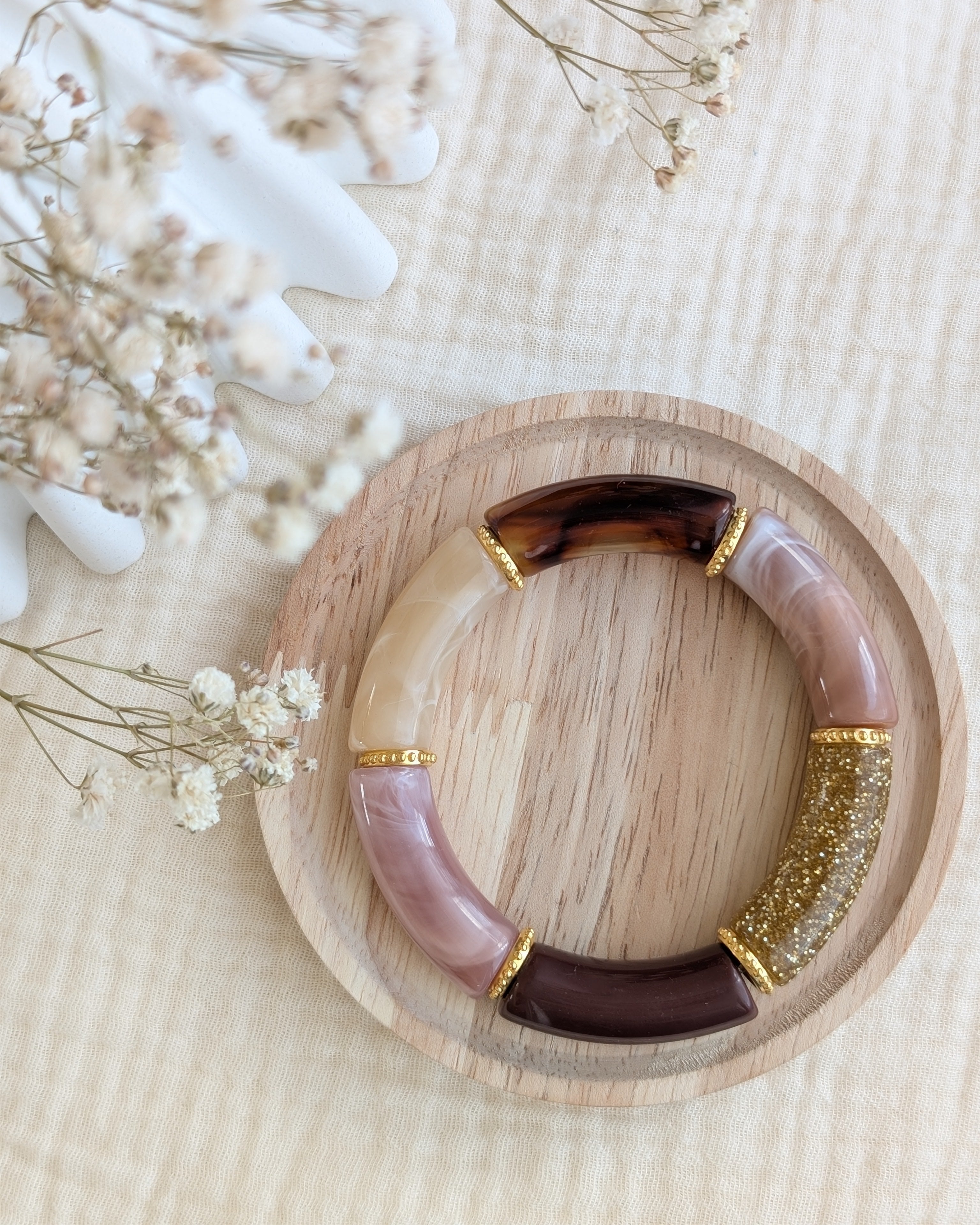 Bracelet perles tube Marie tons terracotta marron glitter sur support en bois Créations bijoux la Tête dans les Nétoiles 