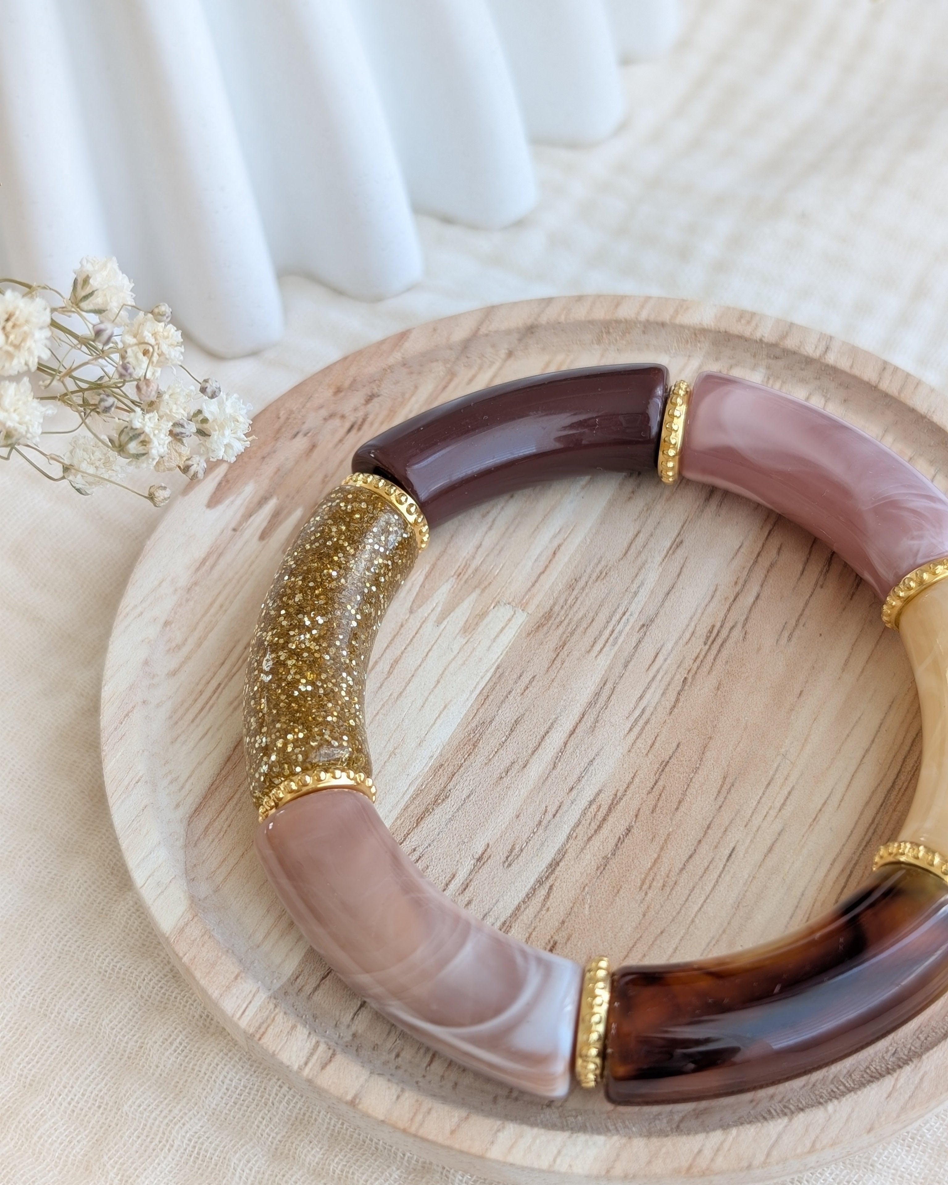 Bracelet perles tube Marie tons terracotta marron glitter sur support en bois Créations bijou la Tête dans les Nétoiles 