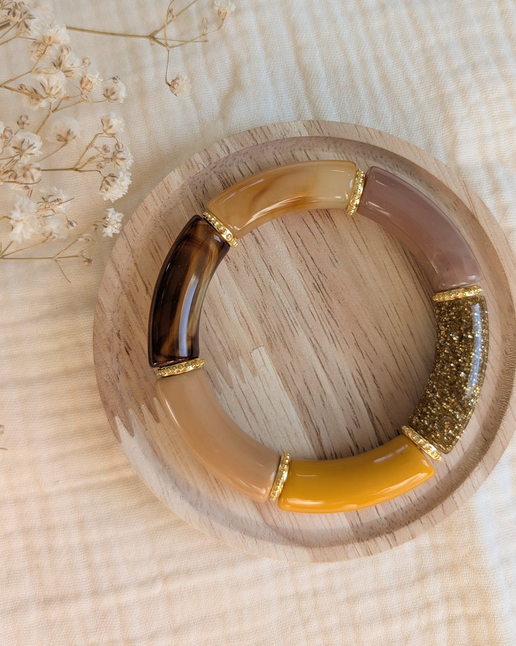 Bracelet perles tube Marie tons terracotta orangé glitter  sur support en bois. Créations La Tête dans les Nétoiles 