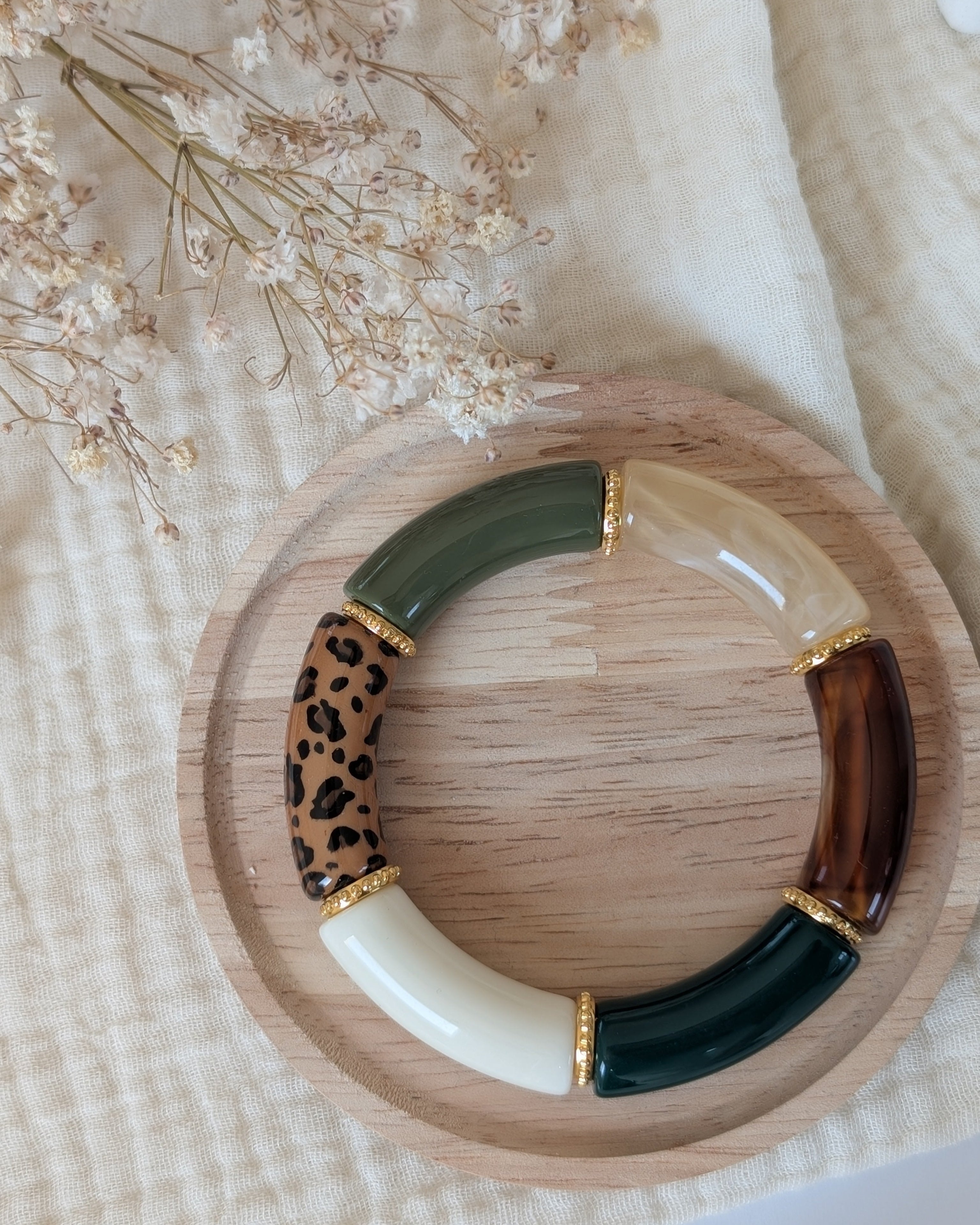 Bracelet perles tube Marie vert kaki et léopard avec perles intercalaires dorées haute qualité. Sur support en bois Création La Tête dans les Nétoiles