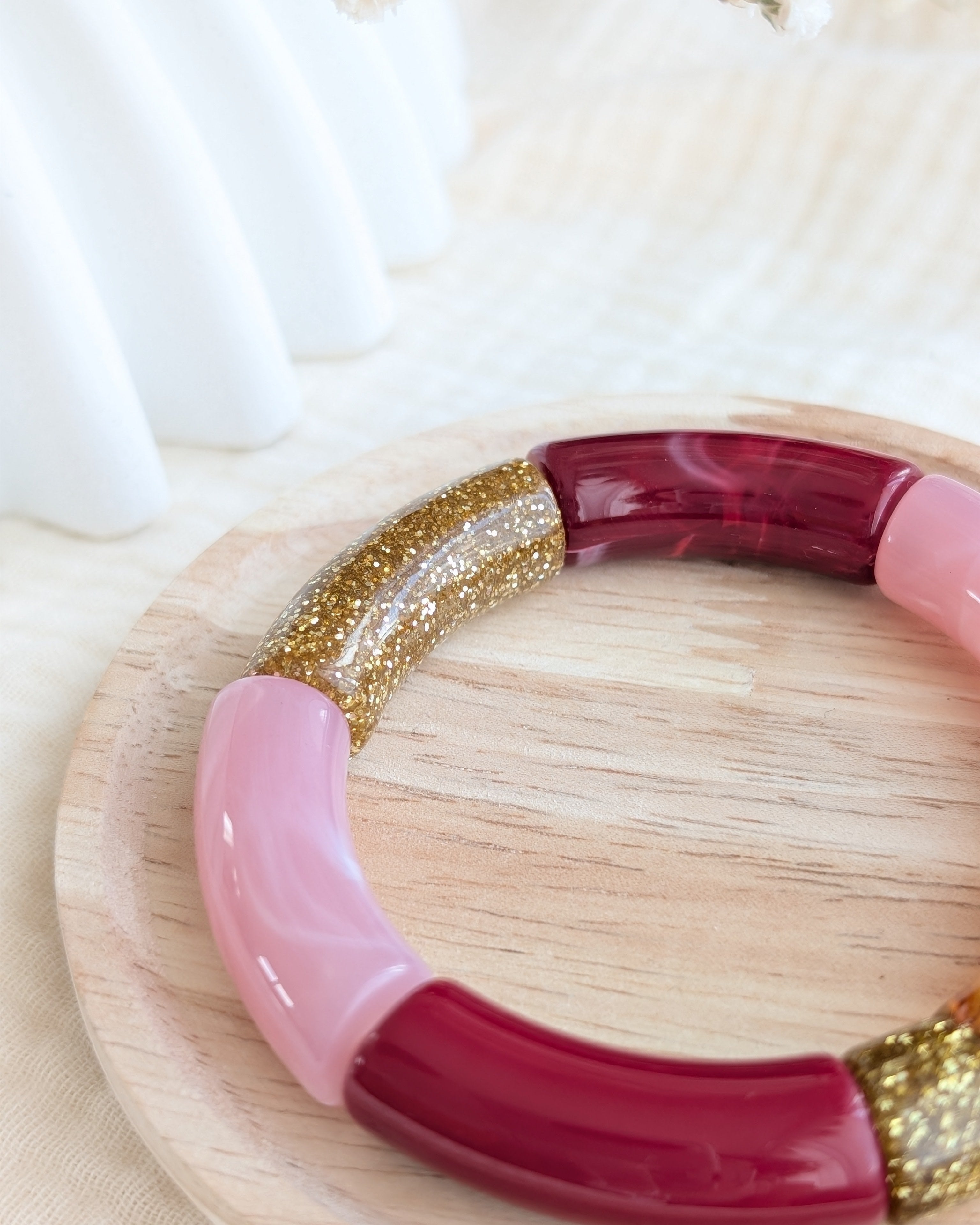 Bracelet perles tube Lisa bleu bordeaux rose glitter sur support en bois Créations bijoux la Tête dans les Nétoiles 