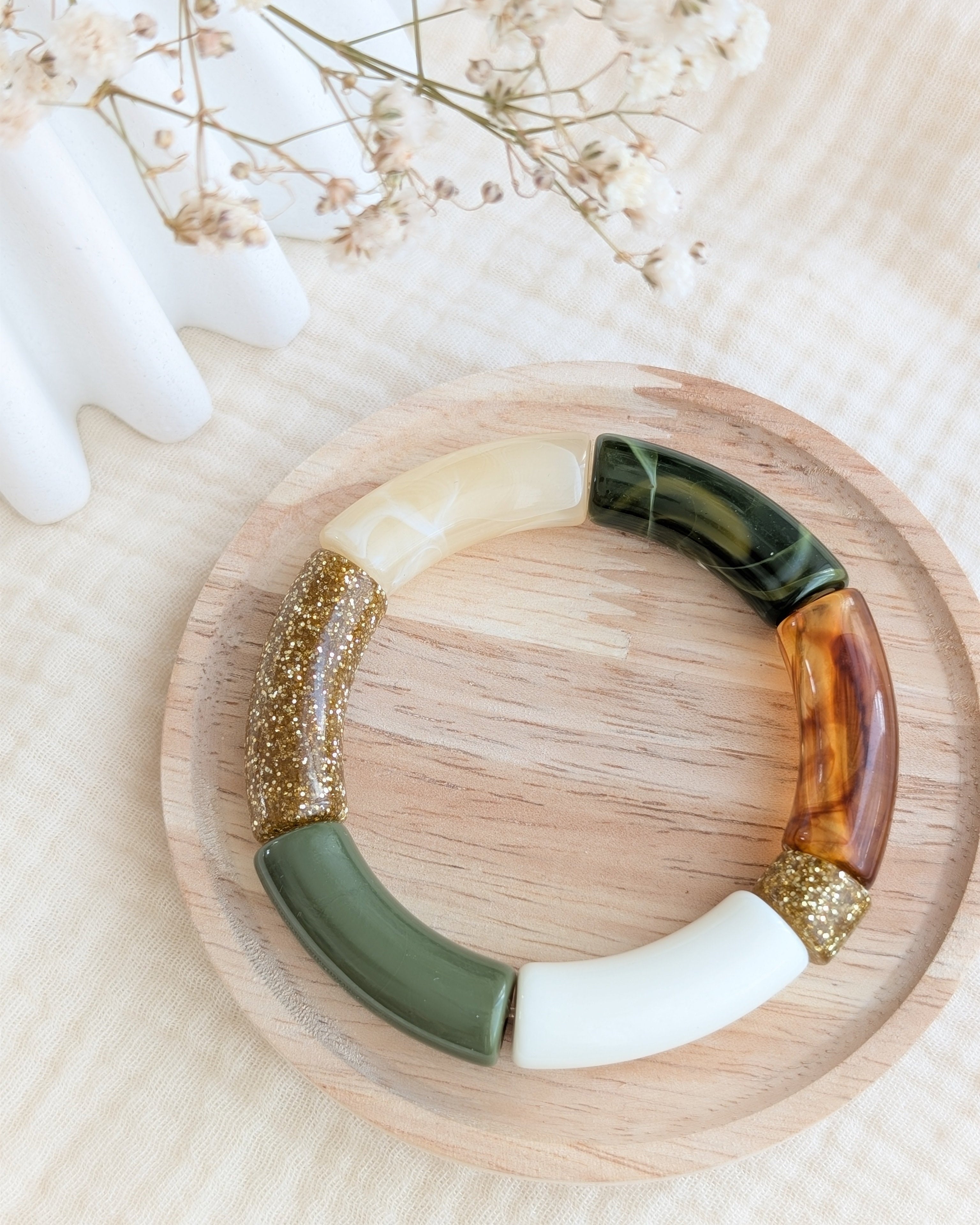 Bracelet perles tube Mona vert kaki glitter sur support en bois Créations artisanale la Tete dans les Nétoiles 