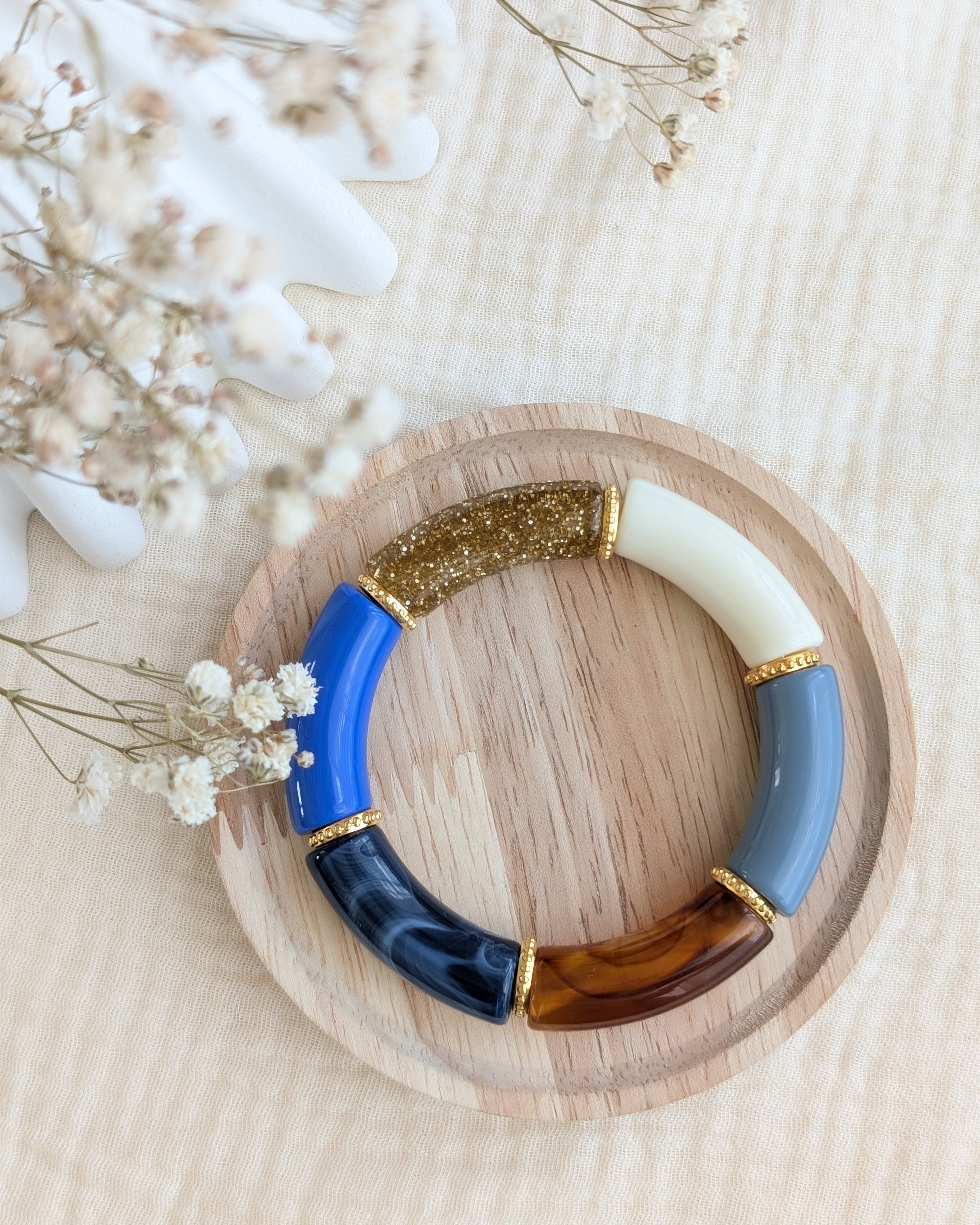 Bracelet perles tube bleu glitter et perle doré metal DQ. Créations artisanales la Tête dans les Nétoiles 