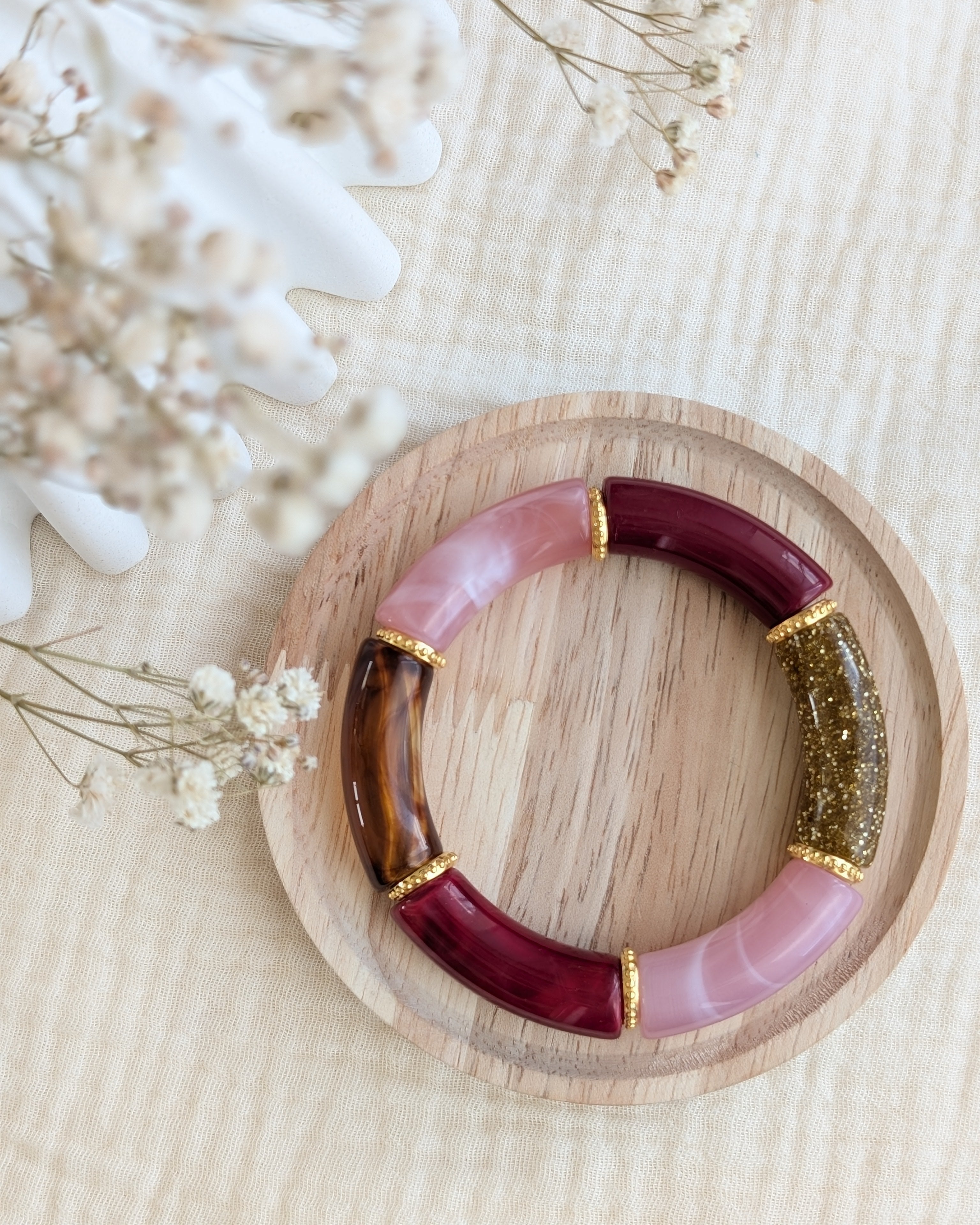 Bracelet perles tube grosse perle bordeaux rose glitter. Créations La Tête dans les Nétoiles 