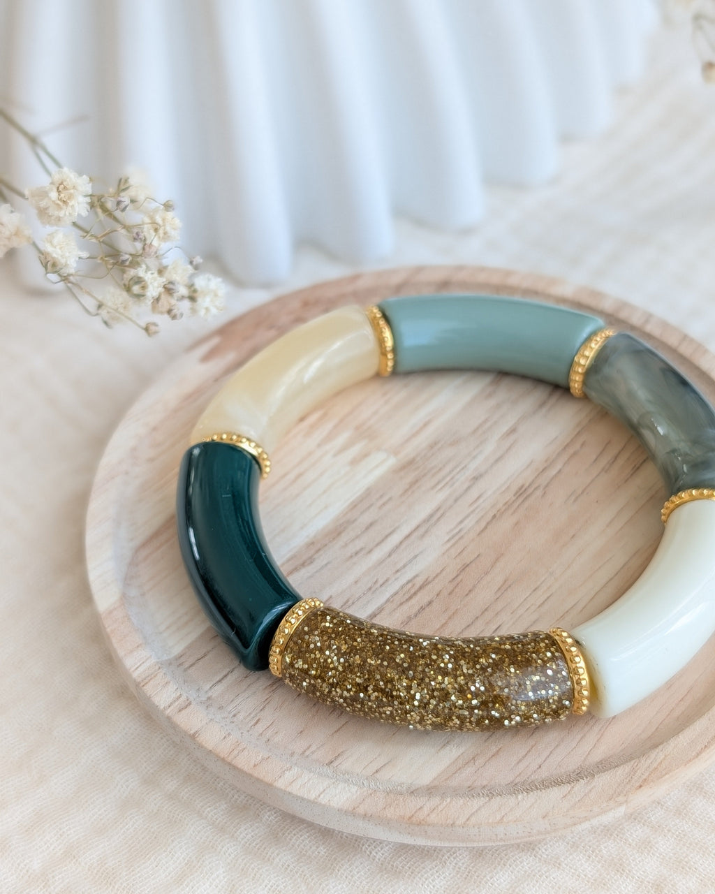 Bracelet perles tube grosse perle vert sauge vert forêt glitter sur support en bois Créations bijou la Tête dans les Nétoiles 