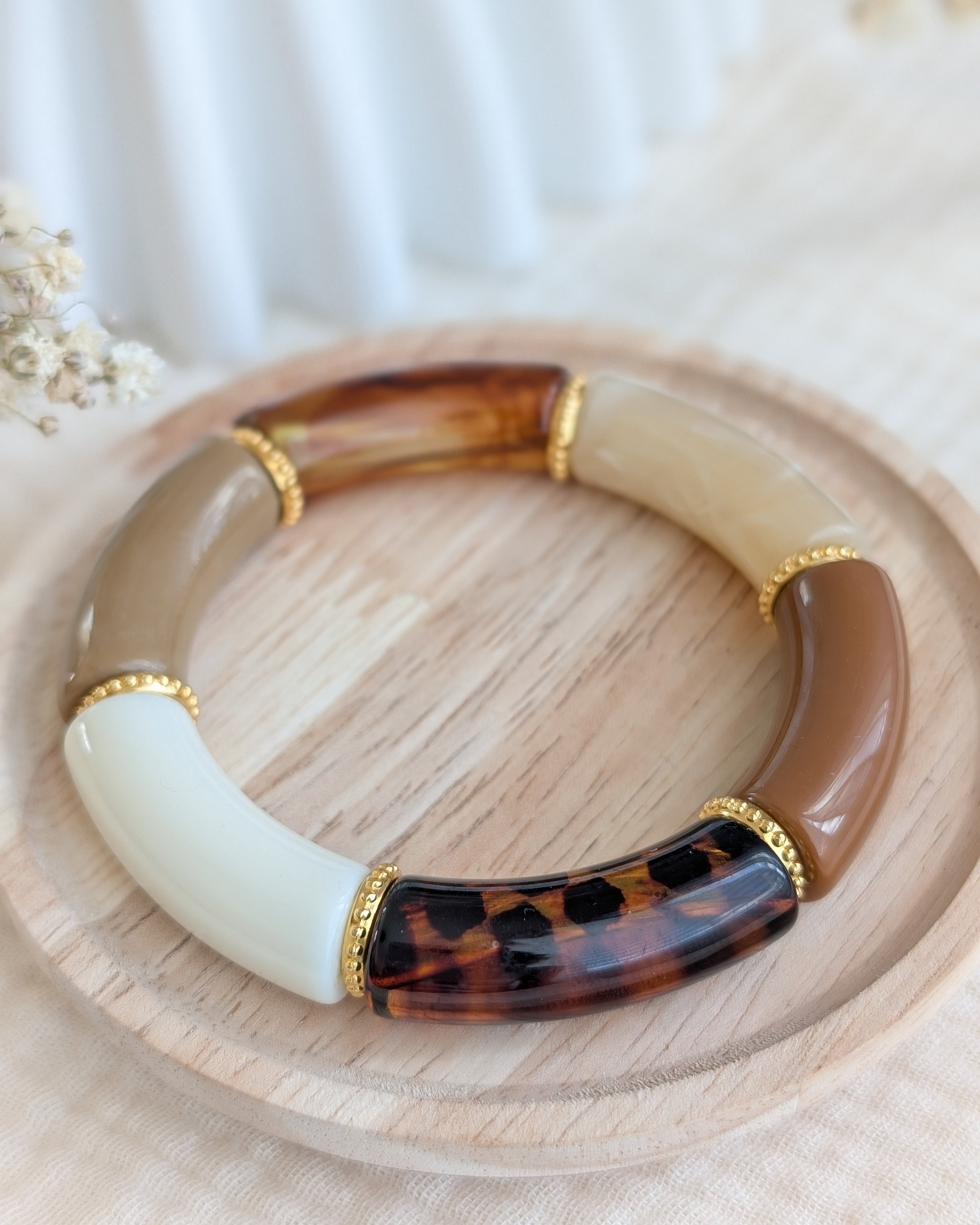 Bracelet perles tube leopard marron sur support en bois Créations bijoux la Tête dans les Nétoiles 