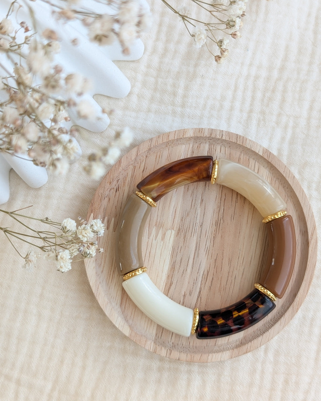 Bracelet perles tube leopard marron sur support en bois Créations bijou la Tête dans les Nétoiles 