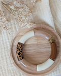 Bracelet perles tube mona naturel et leopard sur support. Création La Tête dans les Nétoiles