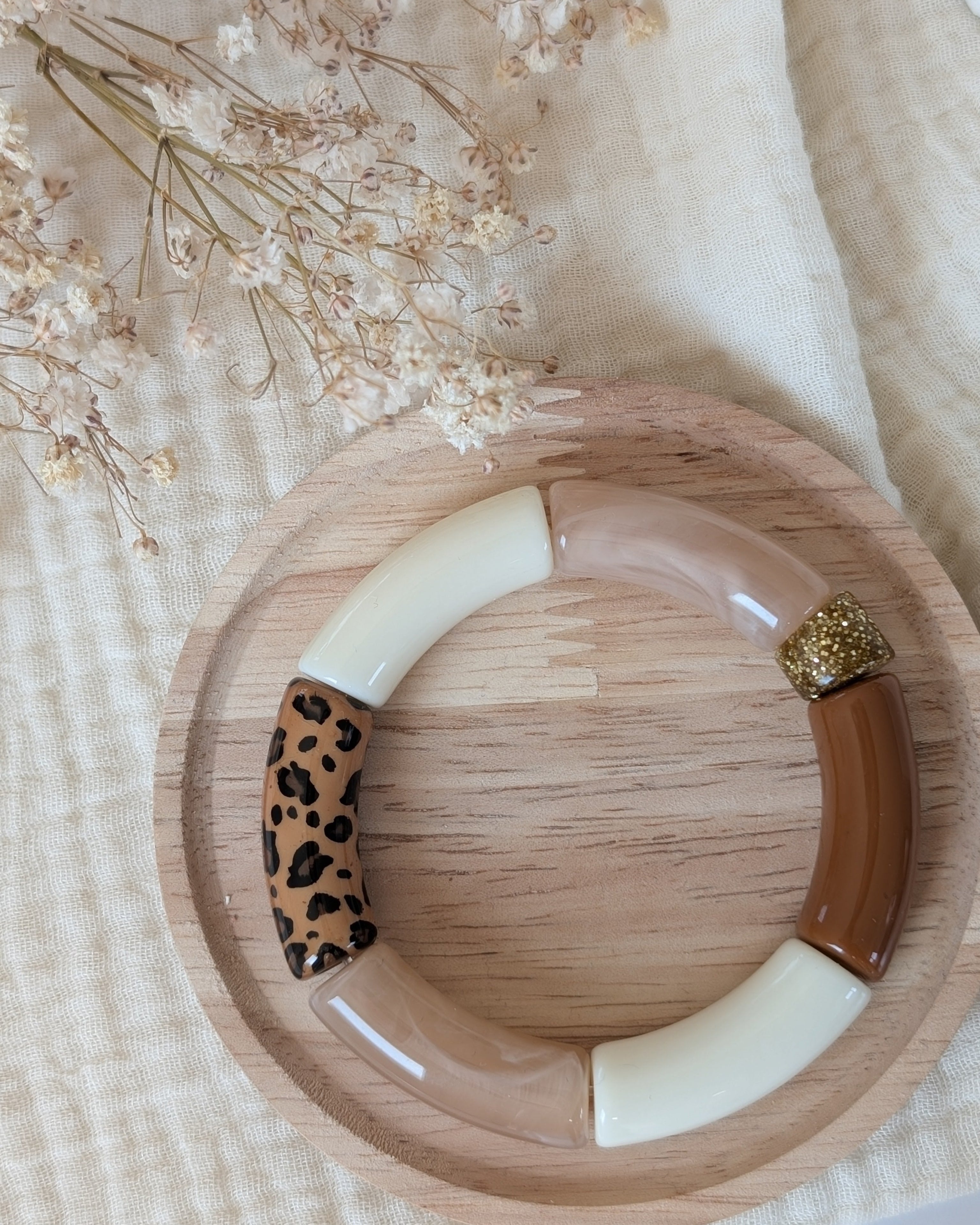 Bracelet perles tube mona naturel et leopard sur support. Création La Tête dans les Nétoiles
