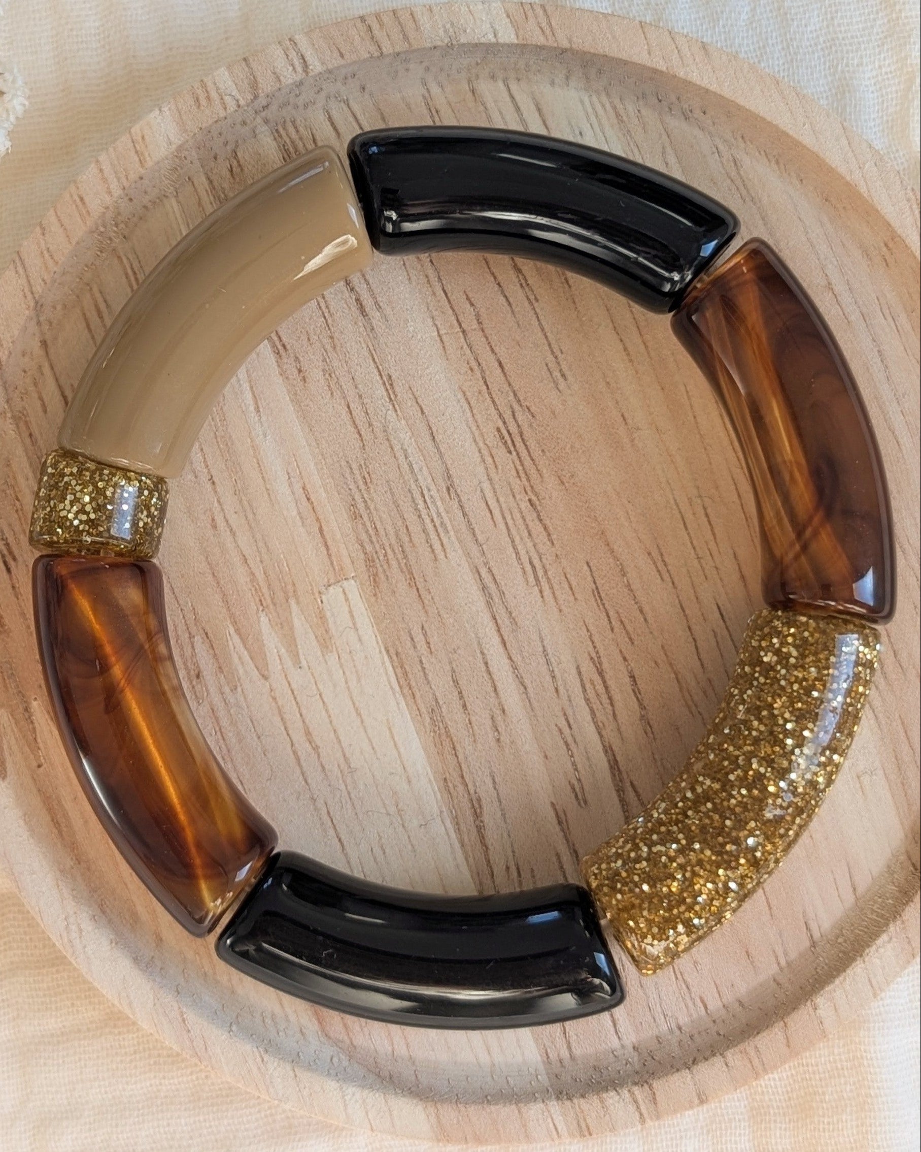 bracelet perles tube noir caramel et glitter paillettes dorées. création La Tête dans les Nétoiles